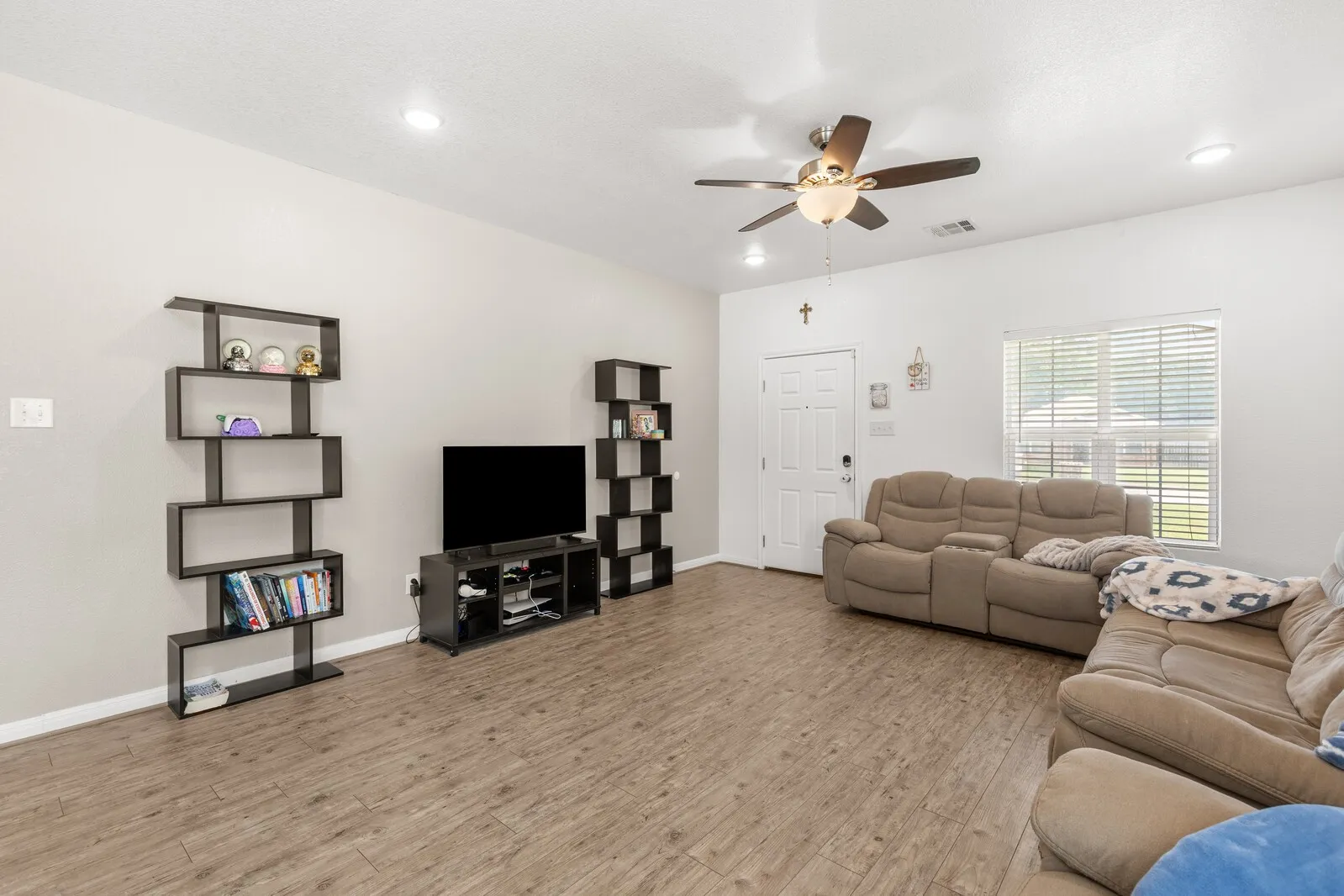 Single Family Residence For Sale in Mc Lennan County , 300 N Bermuda Street, Lacy Lakeview, Texas 76705, 3 Bedrooms, 2 Bathrooms, 2 Garage spaces, 1,494 Sqft, built in 2018, Price $255,000, mls#21292670, Real Estate Agent in Lacy Lakeview, Homes For Sale in Mc Lennan county, Homes For Sale in Lacy Lakeview, Realtor in Lacy Lakeview Texas, Real Estate Brokerage Independent Realty Texas, Luminita Cordes Realtor