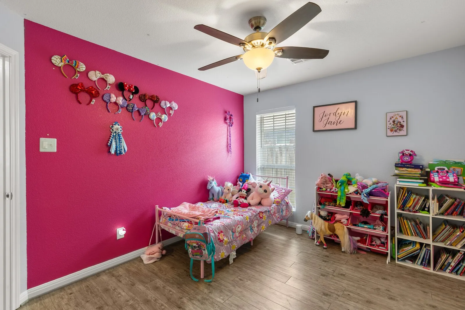 Single Family Residence For Sale in Mc Lennan County , 300 N Bermuda Street, Lacy Lakeview, Texas 76705, 3 Bedrooms, 2 Bathrooms, 2 Garage spaces, 1,494 Sqft, built in 2018, Price $255,000, mls#21292670, Real Estate Agent in Lacy Lakeview, Homes For Sale in Mc Lennan county, Homes For Sale in Lacy Lakeview, Realtor in Lacy Lakeview Texas, Real Estate Brokerage Independent Realty Texas, Luminita Cordes Realtor