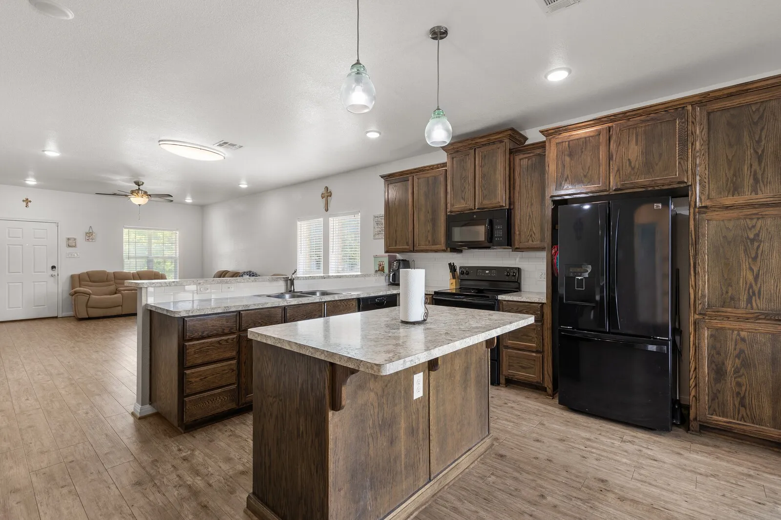 Single Family Residence For Sale in Mc Lennan County , 300 N Bermuda Street, Lacy Lakeview, Texas 76705, 3 Bedrooms, 2 Bathrooms, 2 Garage spaces, 1,494 Sqft, built in 2018, Price $255,000, mls#21292670, Real Estate Agent in Lacy Lakeview, Homes For Sale in Mc Lennan county, Homes For Sale in Lacy Lakeview, Realtor in Lacy Lakeview Texas, Real Estate Brokerage Independent Realty Texas, Luminita Cordes Realtor