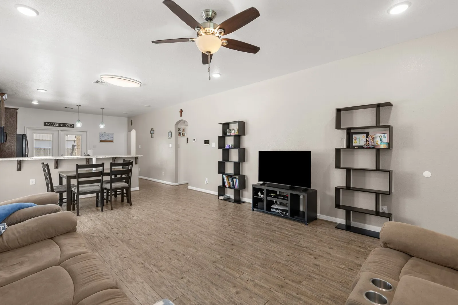 Single Family Residence For Sale in Mc Lennan County , 300 N Bermuda Street, Lacy Lakeview, Texas 76705, 3 Bedrooms, 2 Bathrooms, 2 Garage spaces, 1,494 Sqft, built in 2018, Price $255,000, mls#21292670, Real Estate Agent in Lacy Lakeview, Homes For Sale in Mc Lennan county, Homes For Sale in Lacy Lakeview, Realtor in Lacy Lakeview Texas, Real Estate Brokerage Independent Realty Texas, Luminita Cordes Realtor