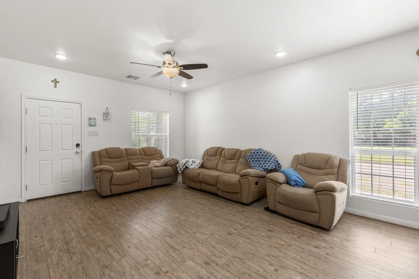 Single Family Residence For Sale in Mc Lennan County , 300 N Bermuda Street, Lacy Lakeview, Texas 76705, 3 Bedrooms, 2 Bathrooms, 2 Garage spaces, 1,494 Sqft, built in 2018, Price $255,000, mls#21292670, Real Estate Agent in Lacy Lakeview, Homes For Sale in Mc Lennan county, Homes For Sale in Lacy Lakeview, Realtor in Lacy Lakeview Texas, Real Estate Brokerage Independent Realty Texas, Luminita Cordes Realtor
