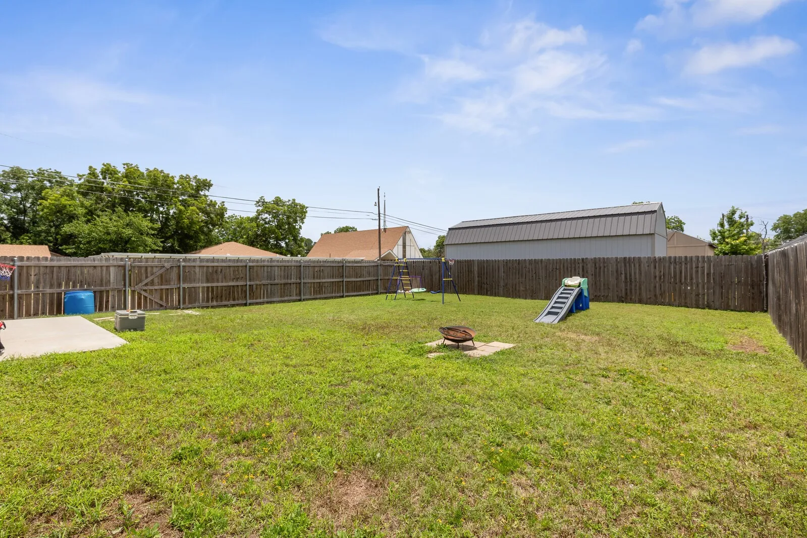 Single Family Residence For Sale in Mc Lennan County , 300 N Bermuda Street, Lacy Lakeview, Texas 76705, 3 Bedrooms, 2 Bathrooms, 2 Garage spaces, 1,494 Sqft, built in 2018, Price $255,000, mls#21292670, Real Estate Agent in Lacy Lakeview, Homes For Sale in Mc Lennan county, Homes For Sale in Lacy Lakeview, Realtor in Lacy Lakeview Texas, Real Estate Brokerage Independent Realty Texas, Luminita Cordes Realtor