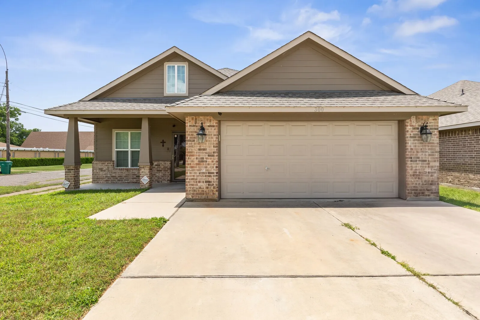 Single Family Residence For Sale in Mc Lennan County , 300 N Bermuda Street, Lacy Lakeview, Texas 76705, 3 Bedrooms, 2 Bathrooms, 2 Garage spaces, 1,494 Sqft, built in 2018, Price $255,000, mls#21292670, Real Estate Agent in Lacy Lakeview, Homes For Sale in Mc Lennan county, Homes For Sale in Lacy Lakeview, Realtor in Lacy Lakeview Texas, Real Estate Brokerage Independent Realty Texas, Luminita Cordes Realtor