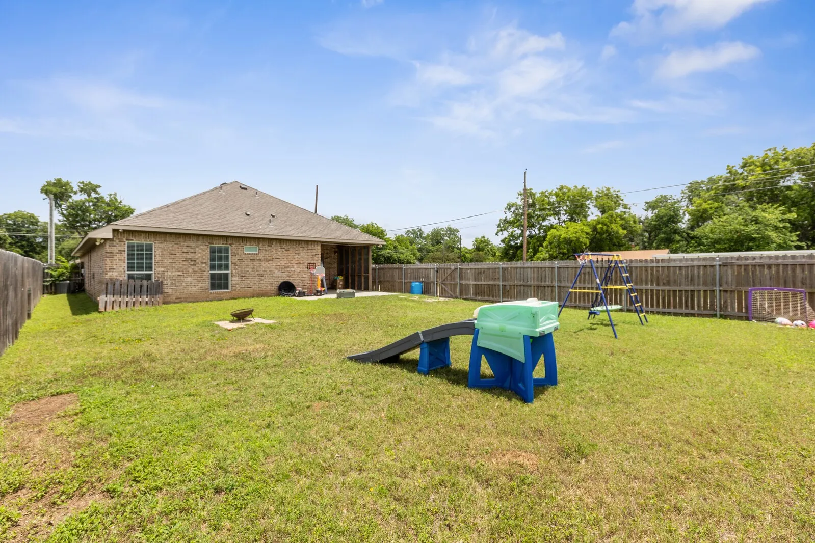 Single Family Residence For Sale in Mc Lennan County , 300 N Bermuda Street, Lacy Lakeview, Texas 76705, 3 Bedrooms, 2 Bathrooms, 2 Garage spaces, 1,494 Sqft, built in 2018, Price $255,000, mls#21292670, Real Estate Agent in Lacy Lakeview, Homes For Sale in Mc Lennan county, Homes For Sale in Lacy Lakeview, Realtor in Lacy Lakeview Texas, Real Estate Brokerage Independent Realty Texas, Luminita Cordes Realtor