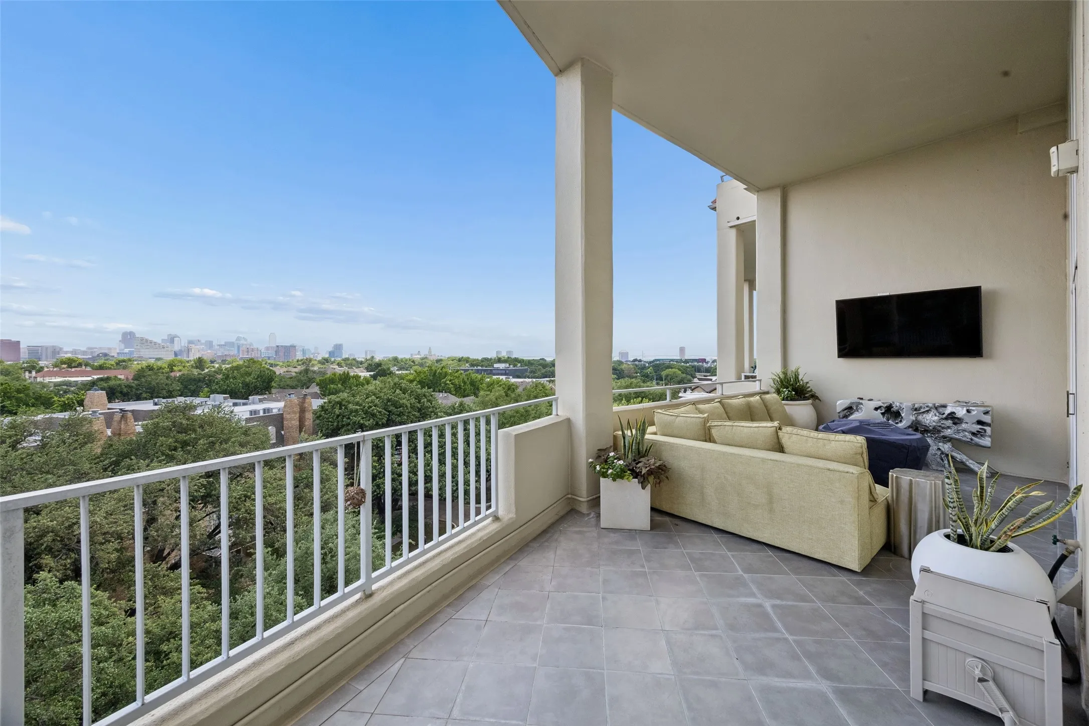 Condominium For Sale in Dallas County , 4500 Roland Avenue 701, Highland Park, Texas 75219, 2 Bedroom, 4 Bathroom, 2 Garage spaces, 2,855 Sqft, built in 1982, mls#21293143, Real Estate Agent in Highland Park, Homes For Sale in Dallas county, Homes For Sale in Highland Park, Realtor in Highland Park Texas, Real Estate Brokerage Independent Realty Texas, Luminita Cordes Realtor