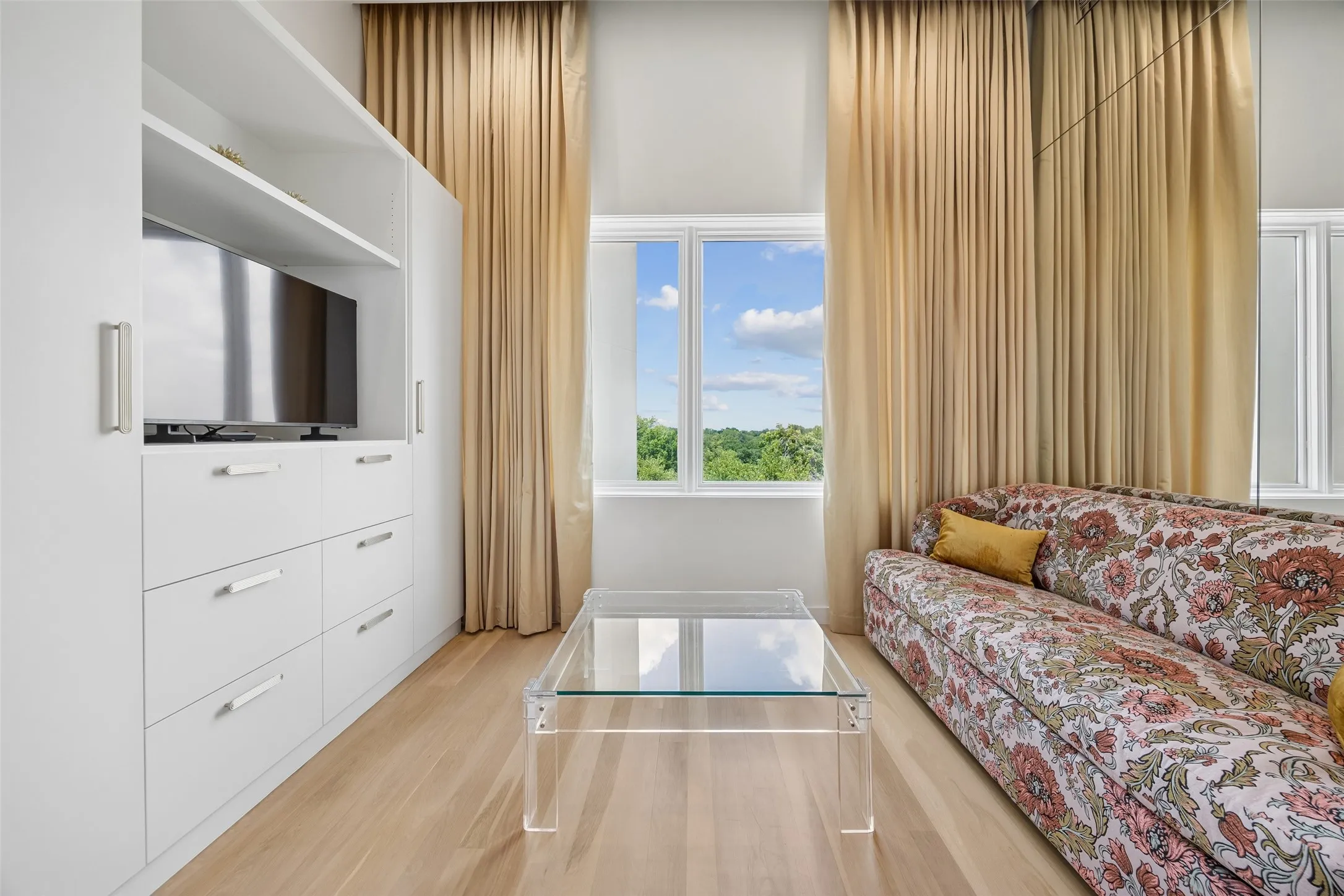 Condominium For Sale in Dallas County , 4500 Roland Avenue 701, Highland Park, Texas 75219, 2 Bedroom, 4 Bathroom, 2 Garage spaces, 2,855 Sqft, built in 1982, mls#21293143, Real Estate Agent in Highland Park, Homes For Sale in Dallas county, Homes For Sale in Highland Park, Realtor in Highland Park Texas, Real Estate Brokerage Independent Realty Texas, Luminita Cordes Realtor