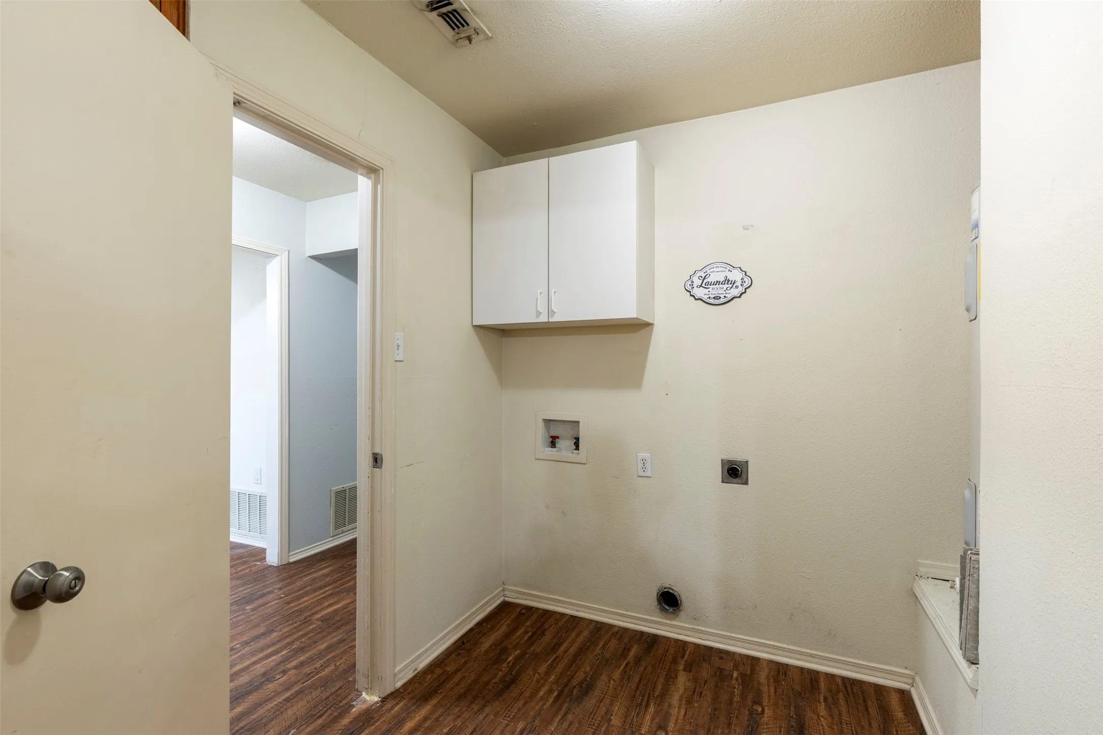 Single Family Residence For Sale in Tarrant County , 3912 Longstraw Drive, Fort Worth, Texas 76137, 3 Bedroom, 2 Bathroom, Garage spaces, 2,101 Sqft, built in 1980, mls#21294691, Real Estate Agent in Fort Worth, Homes For Sale in Tarrant county, Homes For Sale in Fort Worth, Realtor in Fort Worth Texas, Real Estate Brokerage Independent Realty Texas, Luminita Cordes Realtor