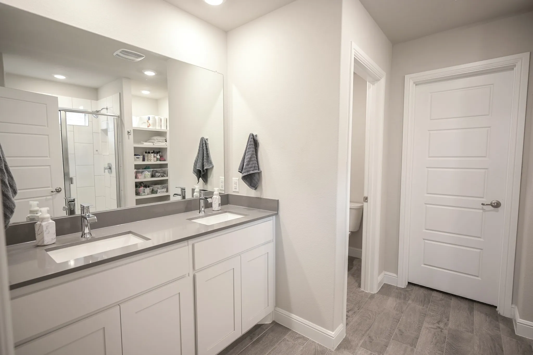Double sink and walk-in closet