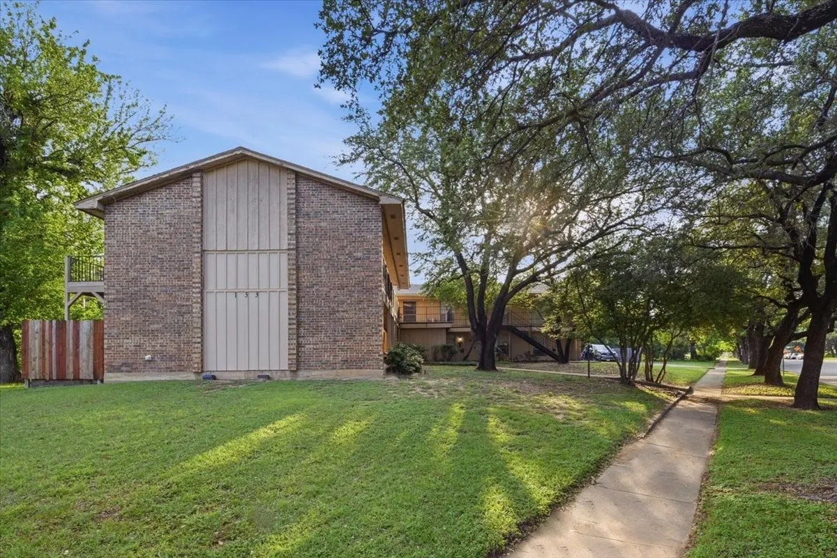 Apartment For Rent in Tarrant County , 133 N Bailey Avenue 145, Fort Worth, Texas 76107, 1 Bedroom, 1 Bathroom, Garage spaces, 600 Sqft, built in 1972, mls#21294720, Real Estate Agent in Fort Worth, Homes For Rent in Tarrant county, Homes For Rent in Fort Worth, Realtor in Fort Worth Texas, Real Estate Brokerage Independent Realty Texas, Luminita Cordes Realtor