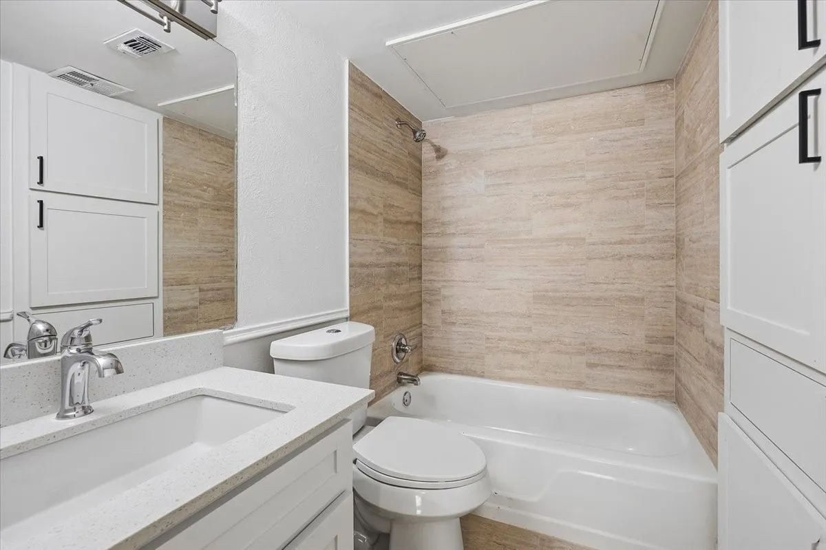 Apartment For Rent in Tarrant County , 133 N Bailey Avenue 145, Fort Worth, Texas 76107, 1 Bedroom, 1 Bathroom, Garage spaces, 600 Sqft, built in 1972, mls#21294720, Real Estate Agent in Fort Worth, Homes For Rent in Tarrant county, Homes For Rent in Fort Worth, Realtor in Fort Worth Texas, Real Estate Brokerage Independent Realty Texas, Luminita Cordes Realtor