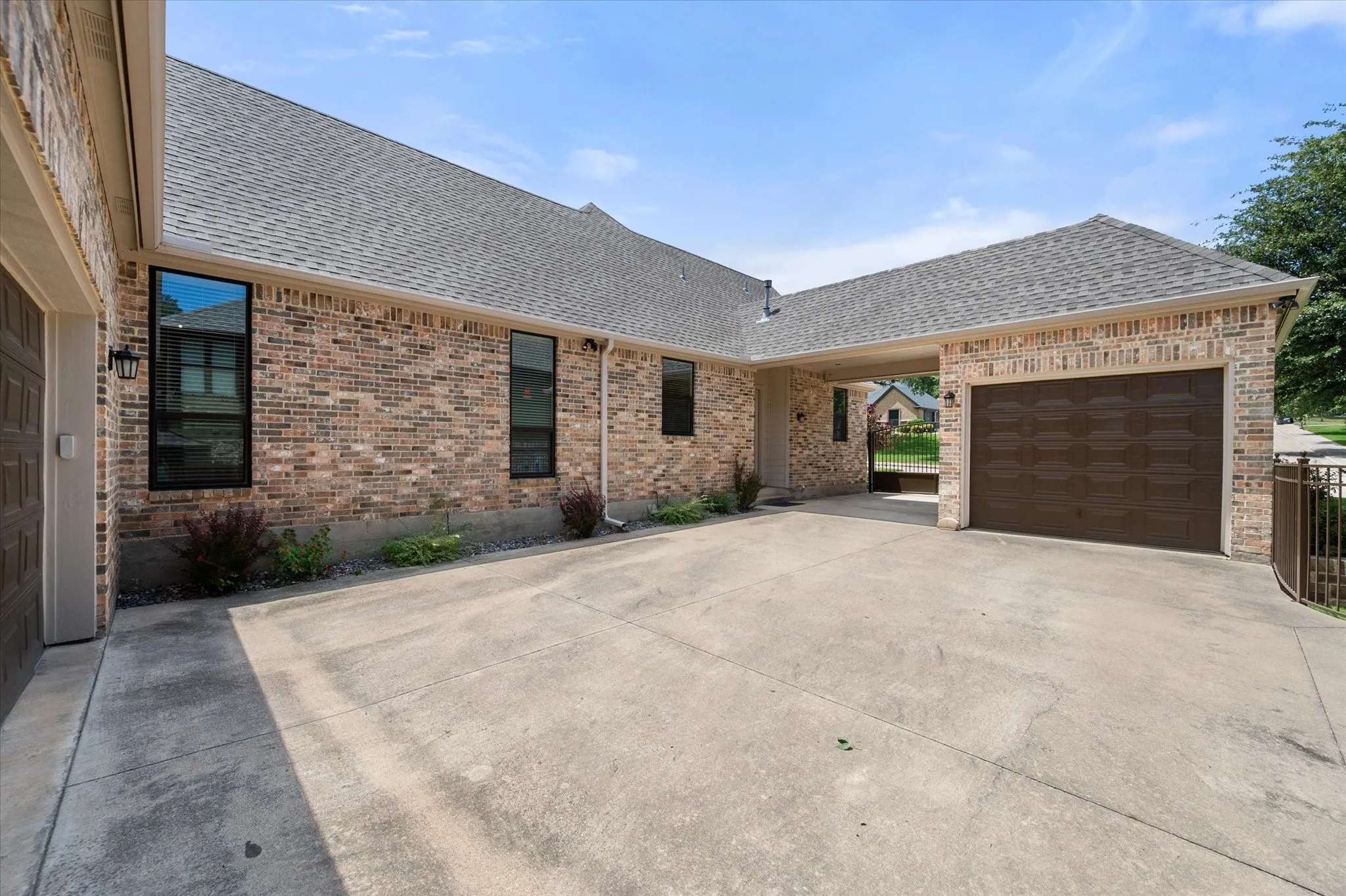 Single Family Residence For Sale in Tarrant County , 8450 Waterfront Court, Fort Worth, Texas 76179, 4 Bedroom, 4 Bathroom, 3 Garage spaces, 3,676 Sqft, built in 2008, mls#21291008, Real Estate Agent in Fort Worth, Homes For Sale in Tarrant county, Homes For Sale in Fort Worth, Realtor in Fort Worth Texas, Real Estate Brokerage Independent Realty Texas, Luminita Cordes Realtor