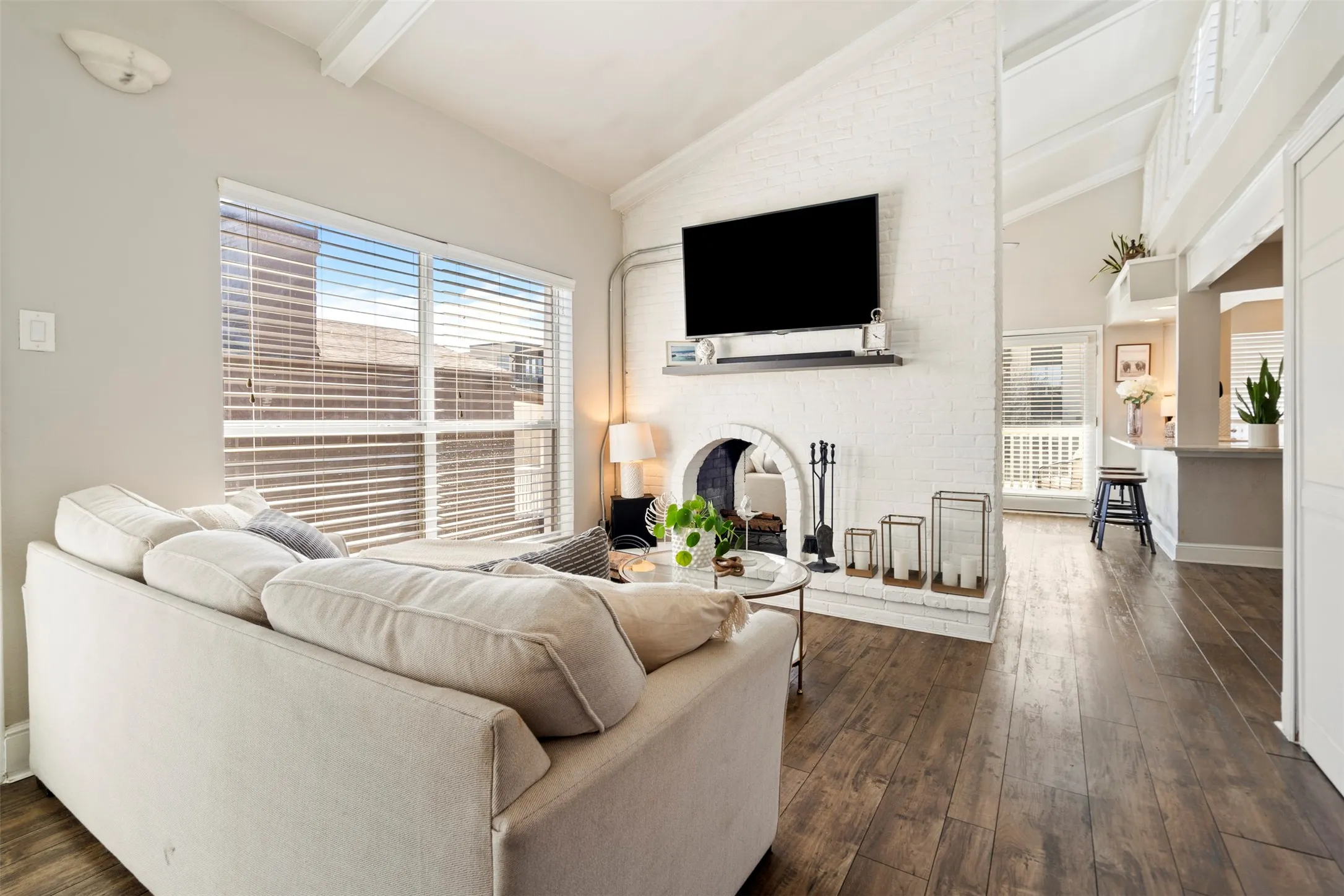 Best entertainment plan open to living, dining and kitchen with Vaulted Ceilings ending above Transom Windows with Plantation Shutters.  Gorgeous !!!!