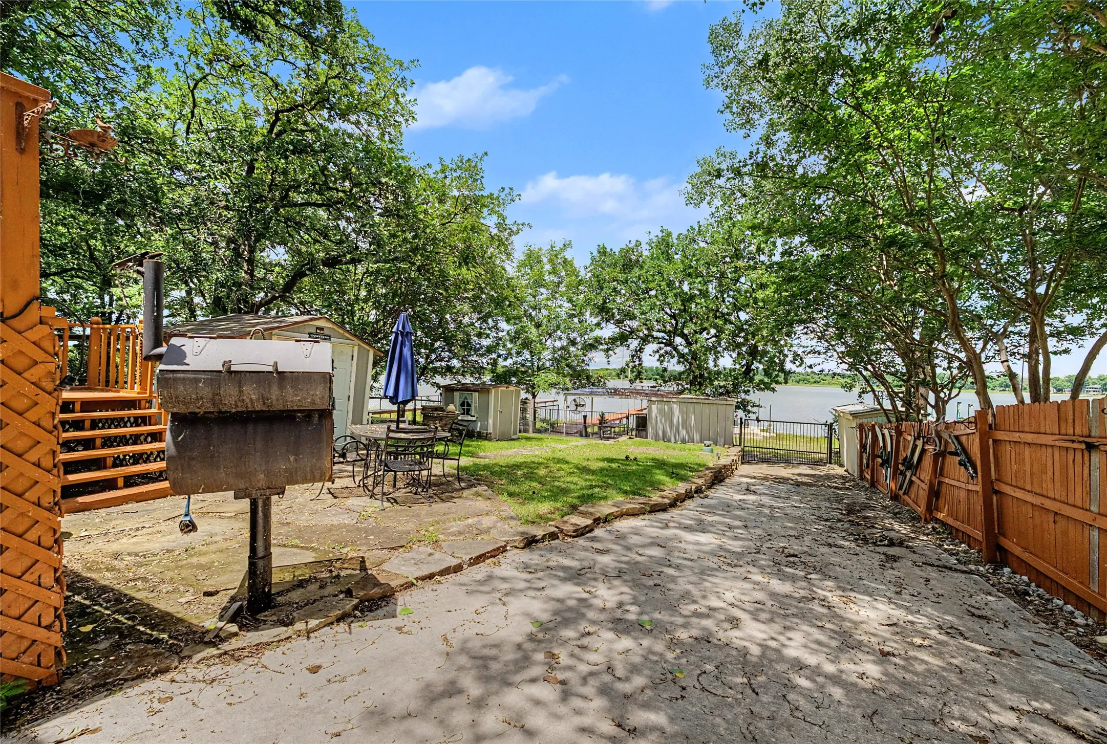 Single Family Residence For Sale in Parker County , 1152 W Lake Drive, Weatherford, Texas 76087, 2 Bedroom, 2 Bathroom, Garage spaces, 1,680 Sqft, built in 2000, mls#21292425, Real Estate Agent in Weatherford, Homes For Sale in Parker county, Homes For Sale in Weatherford, Realtor in Weatherford Texas, Real Estate Brokerage Independent Realty Texas, Luminita Cordes Realtor