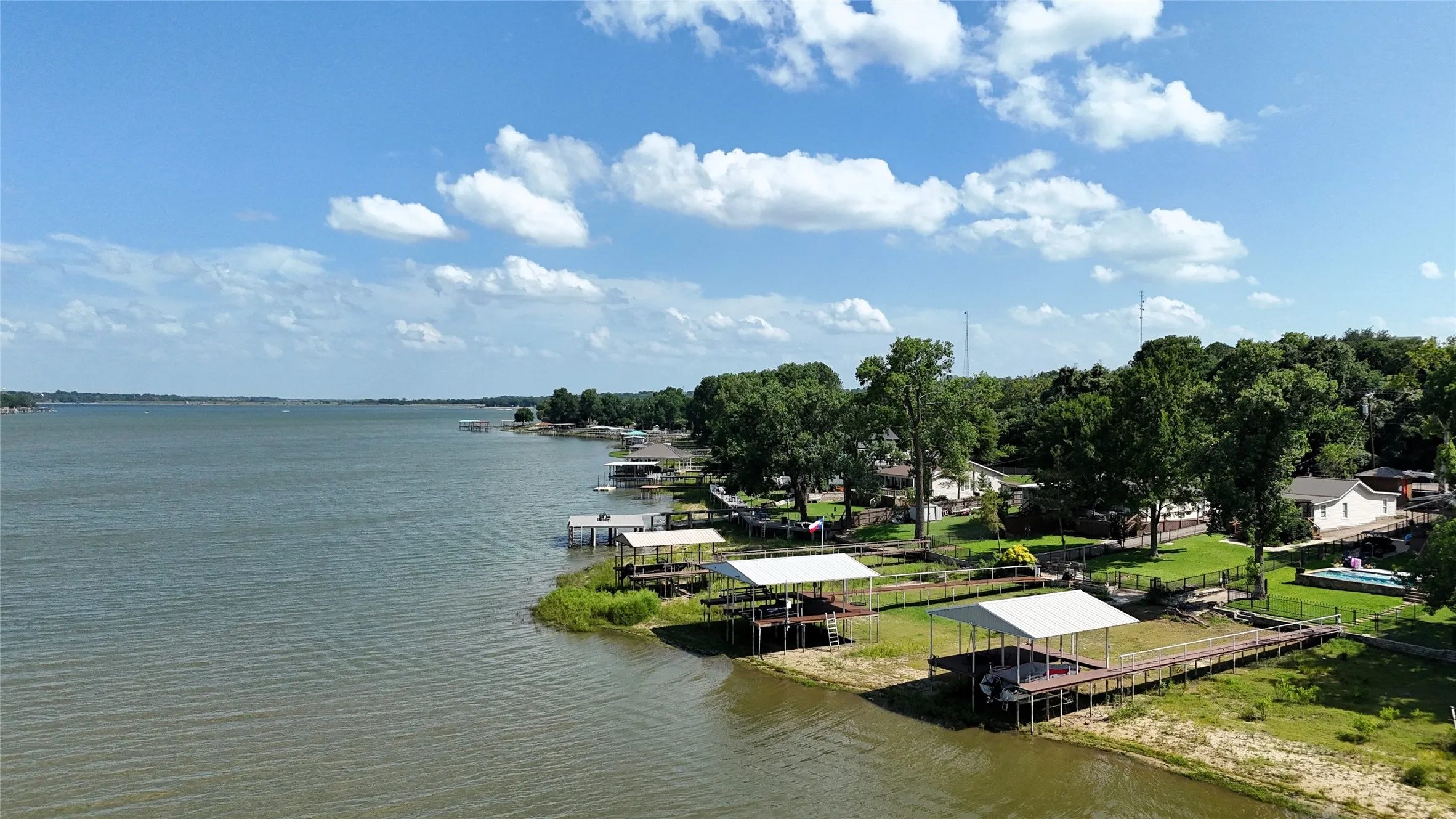 Single Family Residence For Sale in Parker County , 1152 W Lake Drive, Weatherford, Texas 76087, 2 Bedroom, 2 Bathroom, Garage spaces, 1,680 Sqft, built in 2000, mls#21292425, Real Estate Agent in Weatherford, Homes For Sale in Parker county, Homes For Sale in Weatherford, Realtor in Weatherford Texas, Real Estate Brokerage Independent Realty Texas, Luminita Cordes Realtor