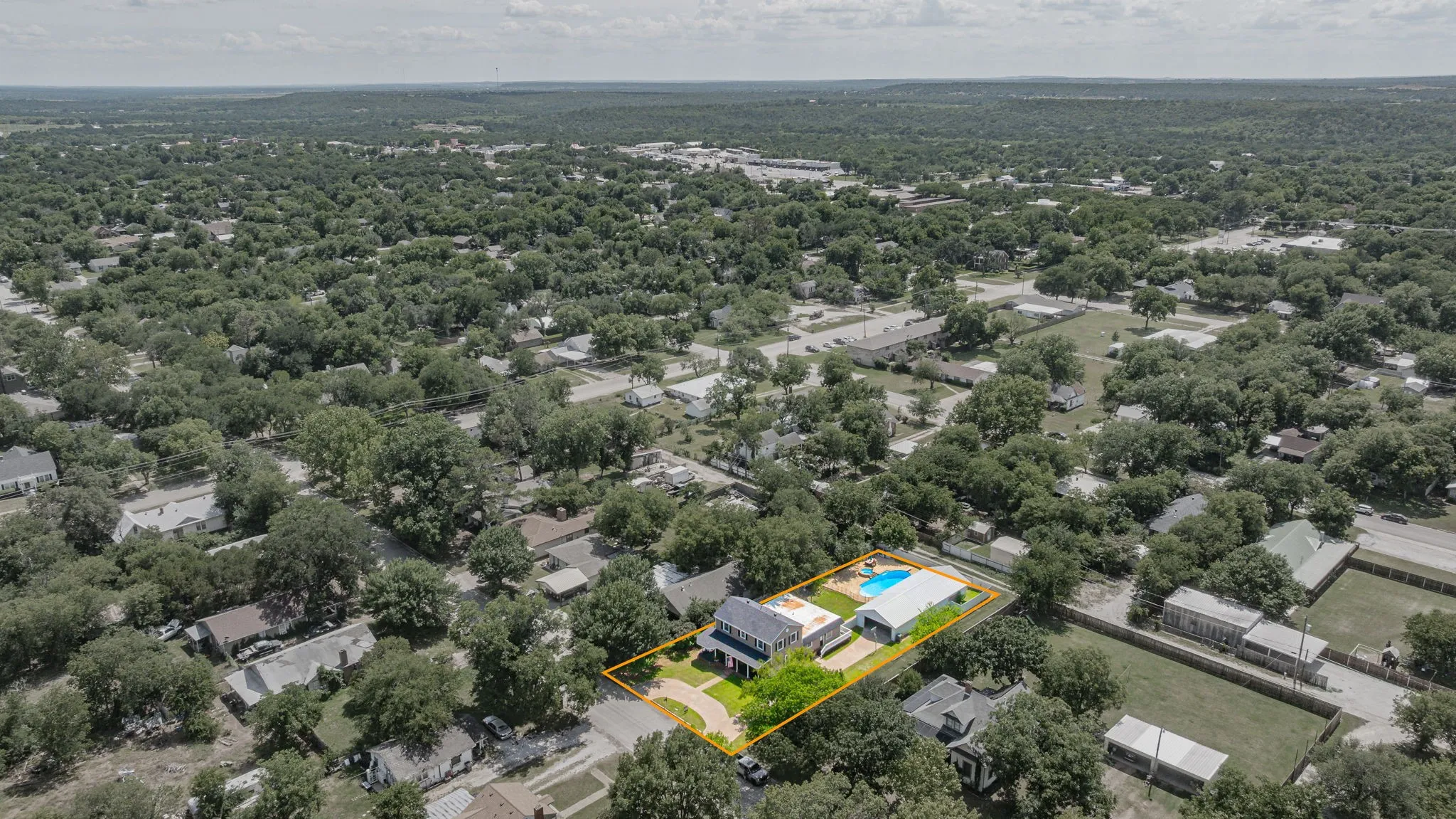 Single Family Residence For Sale in Young County , 816 Kentucky Street, Graham, Texas 76450, 4 Bedroom, 3 Bathroom, Garage spaces, 2,598 Sqft, built in 1950, mls#21293833, Real Estate Agent in Graham, Homes For Sale in Young county, Homes For Sale in Graham, Realtor in Graham Texas, Real Estate Brokerage Independent Realty Texas, Luminita Cordes Realtor
