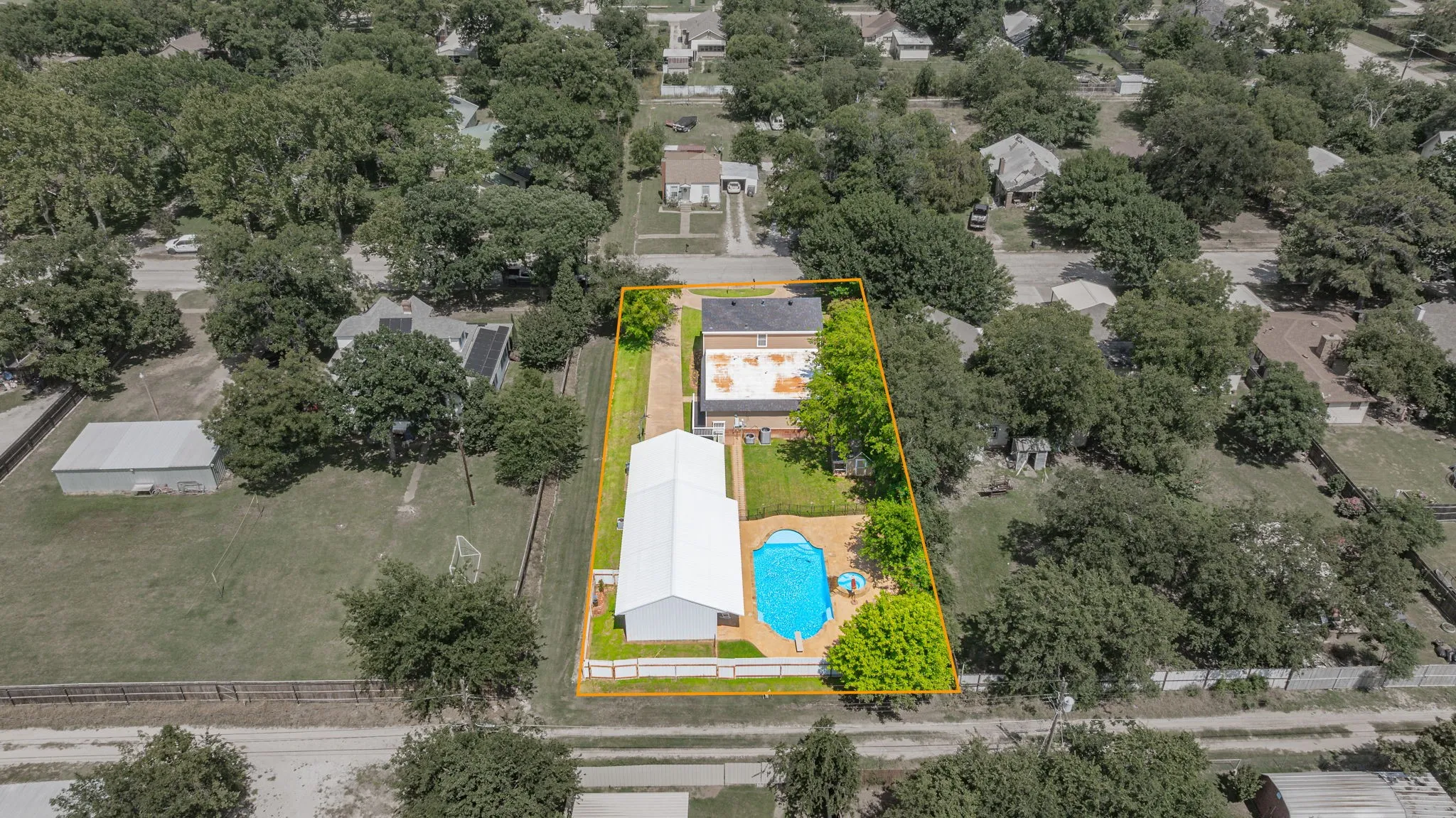 Single Family Residence For Sale in Young County , 816 Kentucky Street, Graham, Texas 76450, 4 Bedroom, 3 Bathroom, Garage spaces, 2,598 Sqft, built in 1950, mls#21293833, Real Estate Agent in Graham, Homes For Sale in Young county, Homes For Sale in Graham, Realtor in Graham Texas, Real Estate Brokerage Independent Realty Texas, Luminita Cordes Realtor