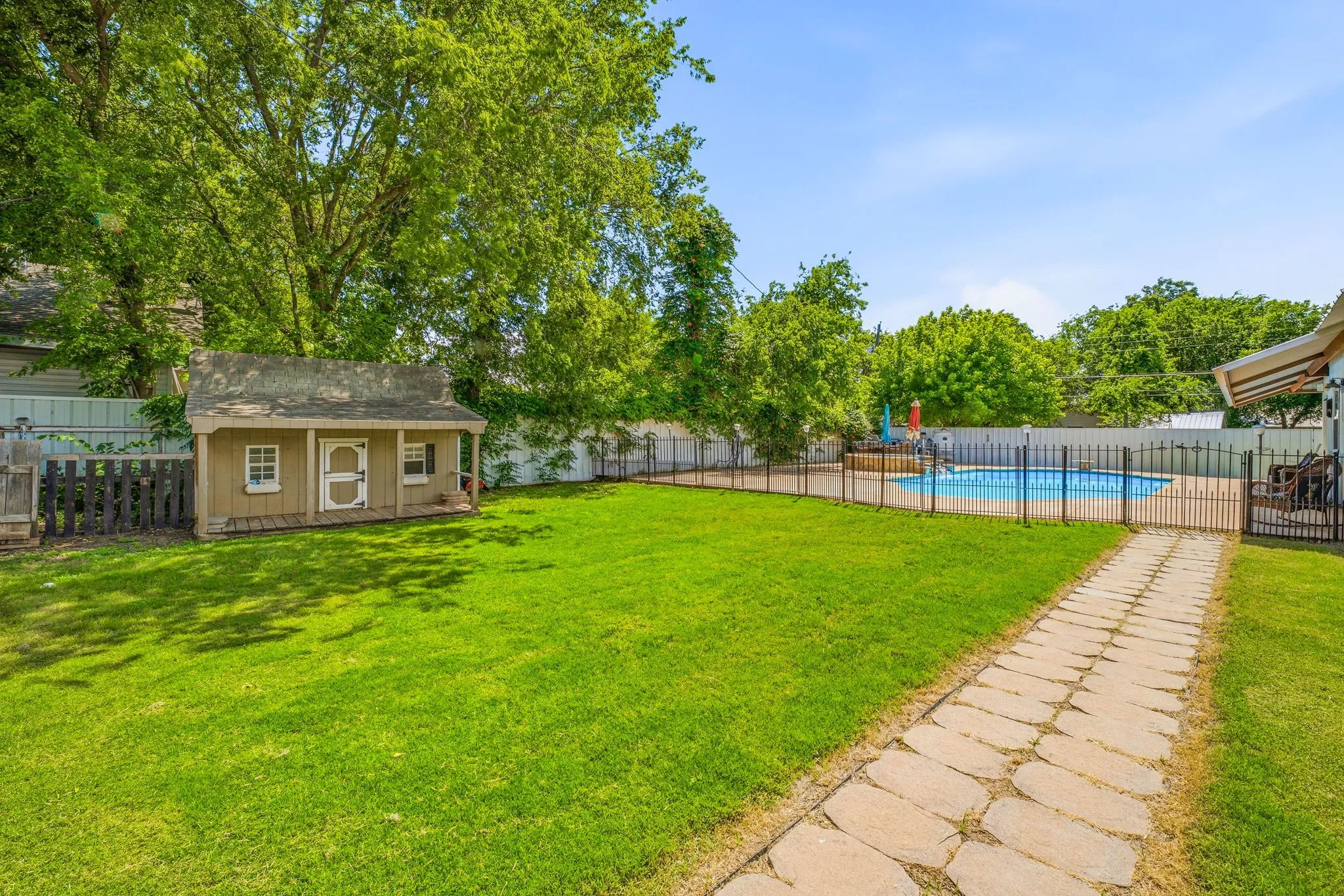 Single Family Residence For Sale in Young County , 816 Kentucky Street, Graham, Texas 76450, 4 Bedroom, 3 Bathroom, Garage spaces, 2,598 Sqft, built in 1950, mls#21293833, Real Estate Agent in Graham, Homes For Sale in Young county, Homes For Sale in Graham, Realtor in Graham Texas, Real Estate Brokerage Independent Realty Texas, Luminita Cordes Realtor