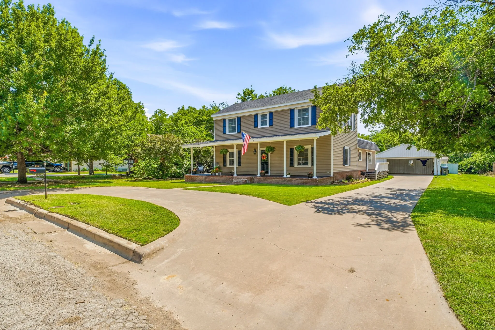 Single Family Residence For Sale in Young County , 816 Kentucky Street, Graham, Texas 76450, 4 Bedroom, 3 Bathroom, Garage spaces, 2,598 Sqft, built in 1950, mls#21293833, Real Estate Agent in Graham, Homes For Sale in Young county, Homes For Sale in Graham, Realtor in Graham Texas, Real Estate Brokerage Independent Realty Texas, Luminita Cordes Realtor