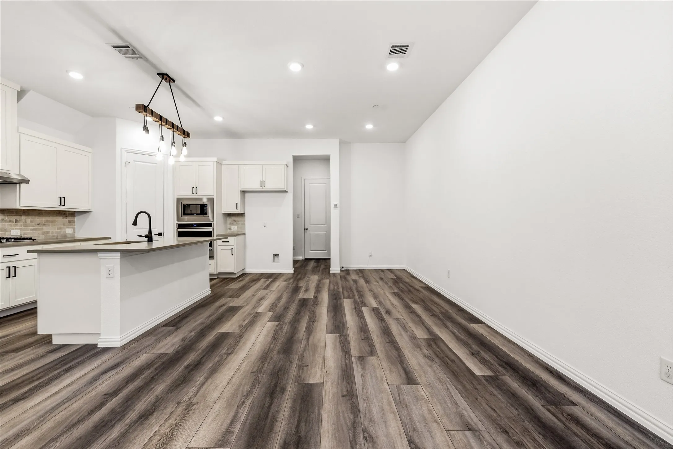 Townhouse For Rent in Dallas County , 3216 Midnight Drive, Sachse, Texas 75048, 3 Bedrooms, 3 Bathrooms, 2 Garage spaces, 1,950 Sqft, built in 2021, Price $2,550, mls#21294803, Real Estate Agent in Sachse, Homes For Rent in Dallas county, Homes For Rent in Sachse, Realtor in Sachse Texas, Real Estate Brokerage Independent Realty Texas, Luminita Cordes Realtor