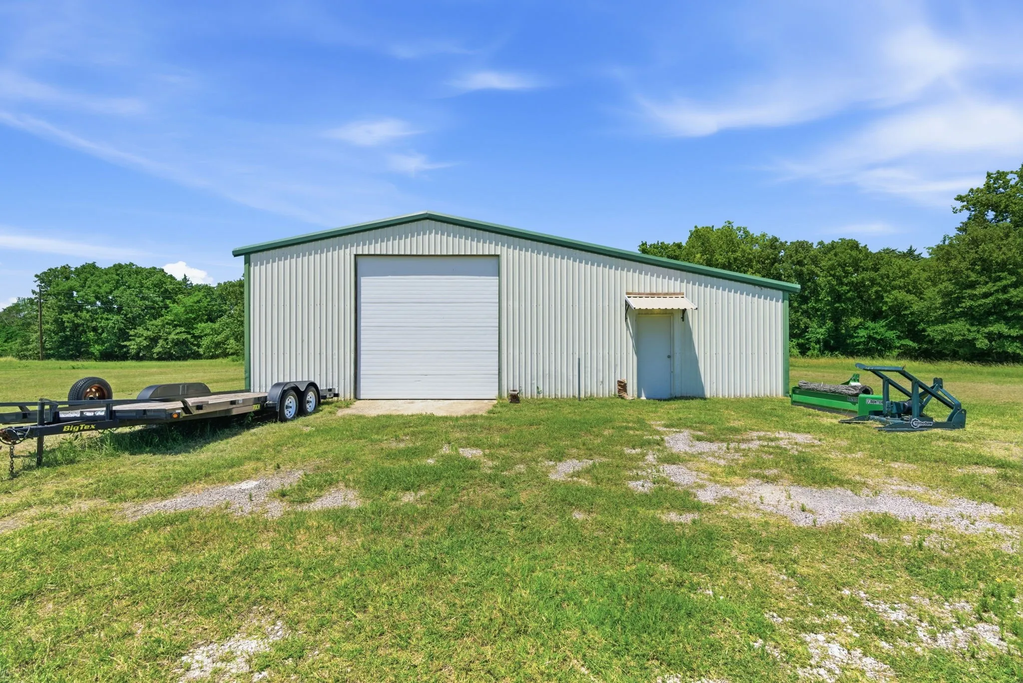 Shop with 1 x 12 Overhead door and small office area