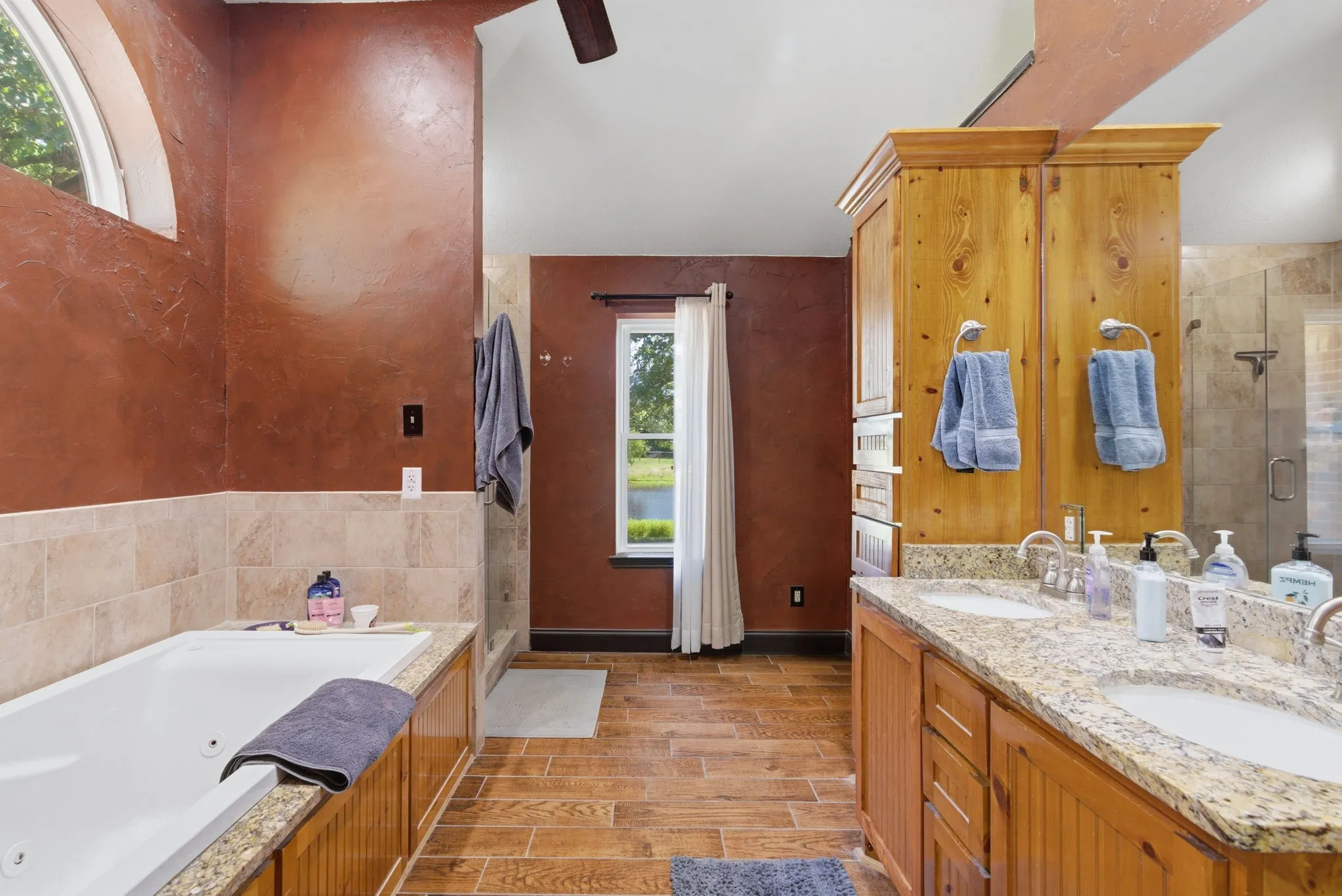 Primary ensuite features large walk-in closet.