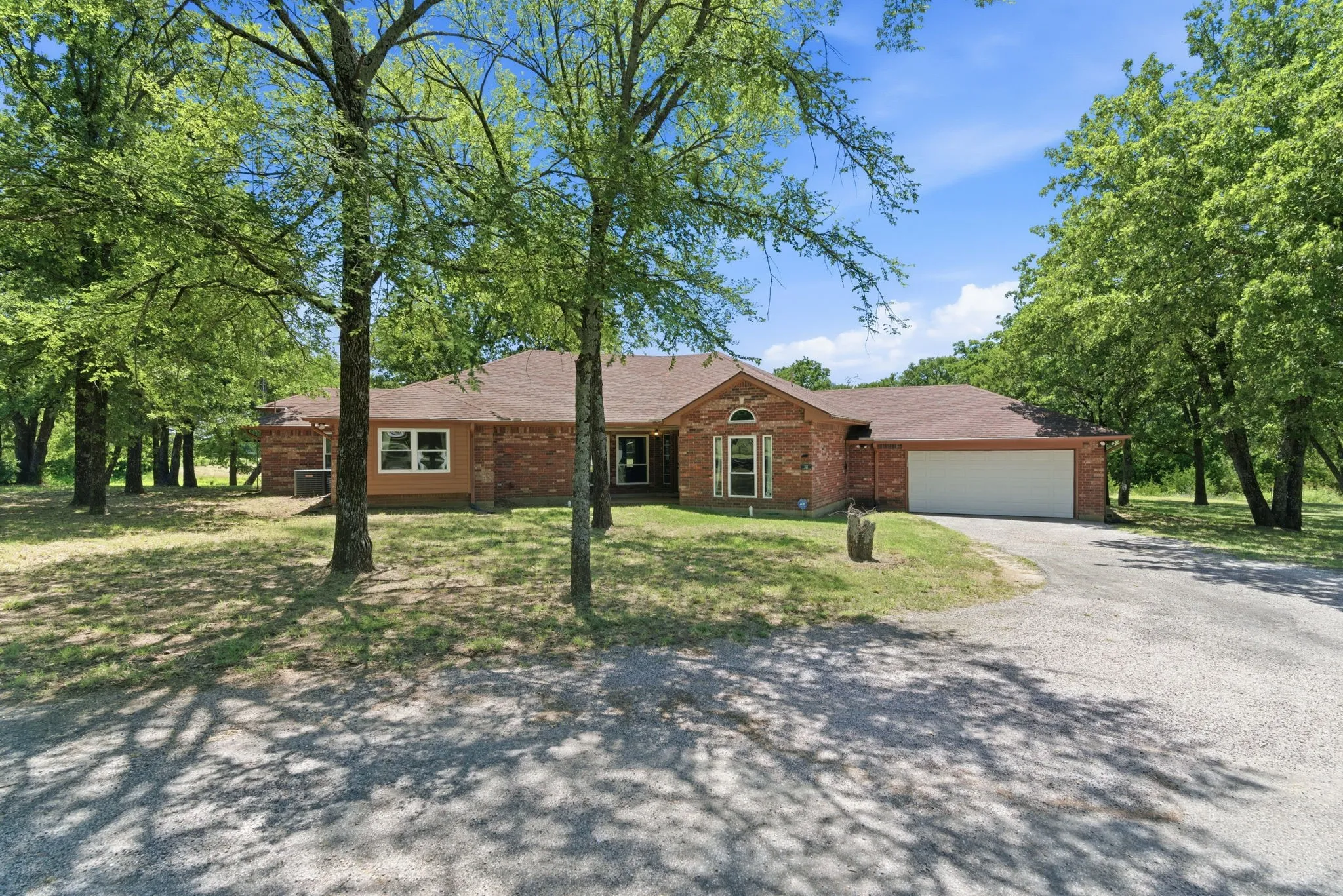 Farm For Sale in Cooke County , 321 County Road 211 Road, Gainesville, Texas 76240, 3 Bedrooms, 3 Bathrooms, 2 Garage spaces, 2,366 Sqft, built in 1994, Price $1,399,900, mls#21294742, Real Estate Agent in Gainesville, Homes For Sale in Cooke county, Homes For Sale in Gainesville, Realtor in Gainesville Texas, Real Estate Brokerage Independent Realty Texas, Luminita Cordes Realtor