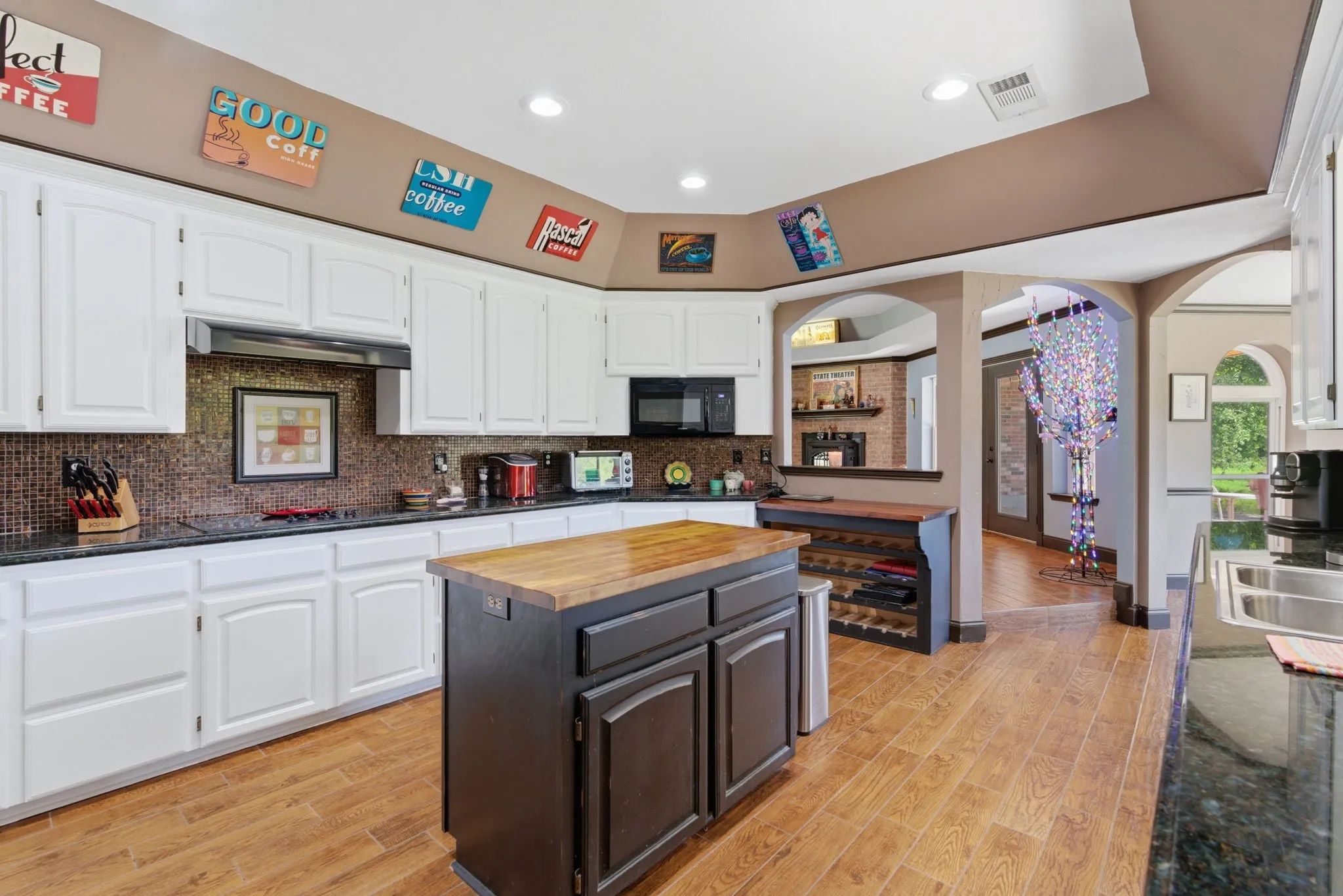 Wow, open kitchen with working island, freshly painted and ready for cooking!