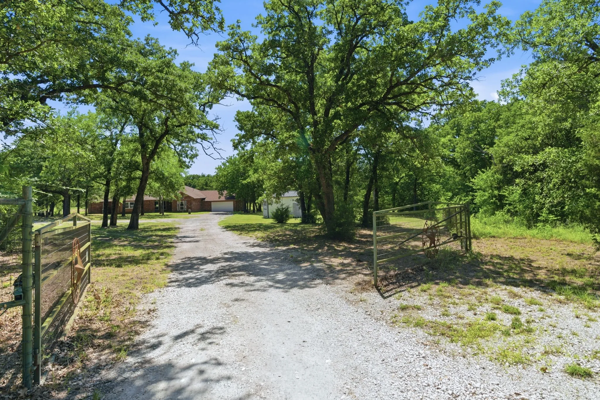 Farm For Sale in Cooke County , 321 County Road 211 Road, Gainesville, Texas 76240, 3 Bedrooms, 3 Bathrooms, 2 Garage spaces, 2,366 Sqft, built in 1994, Price $1,399,900, mls#21294742, Real Estate Agent in Gainesville, Homes For Sale in Cooke county, Homes For Sale in Gainesville, Realtor in Gainesville Texas, Real Estate Brokerage Independent Realty Texas, Luminita Cordes Realtor