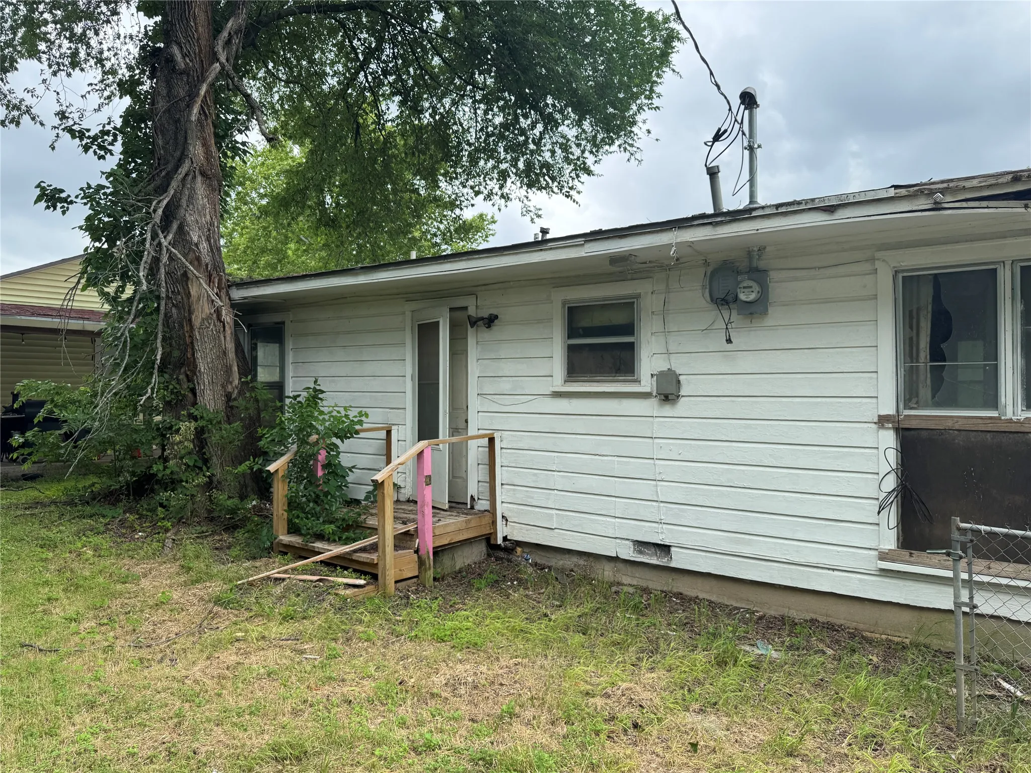 Single Family Residence For Sale in Mc Lennan County , 1915 N 13th Street, Waco, Texas 76707, 3 Bedroom, 1 Bathroom, Garage spaces, 1,064 Sqft, built in 1950, mls#21294872, Real Estate Agent in Waco, Homes For Sale in Mc Lennan county, Homes For Sale in Waco, Realtor in Waco Texas, Real Estate Brokerage Independent Realty Texas, Luminita Cordes Realtor