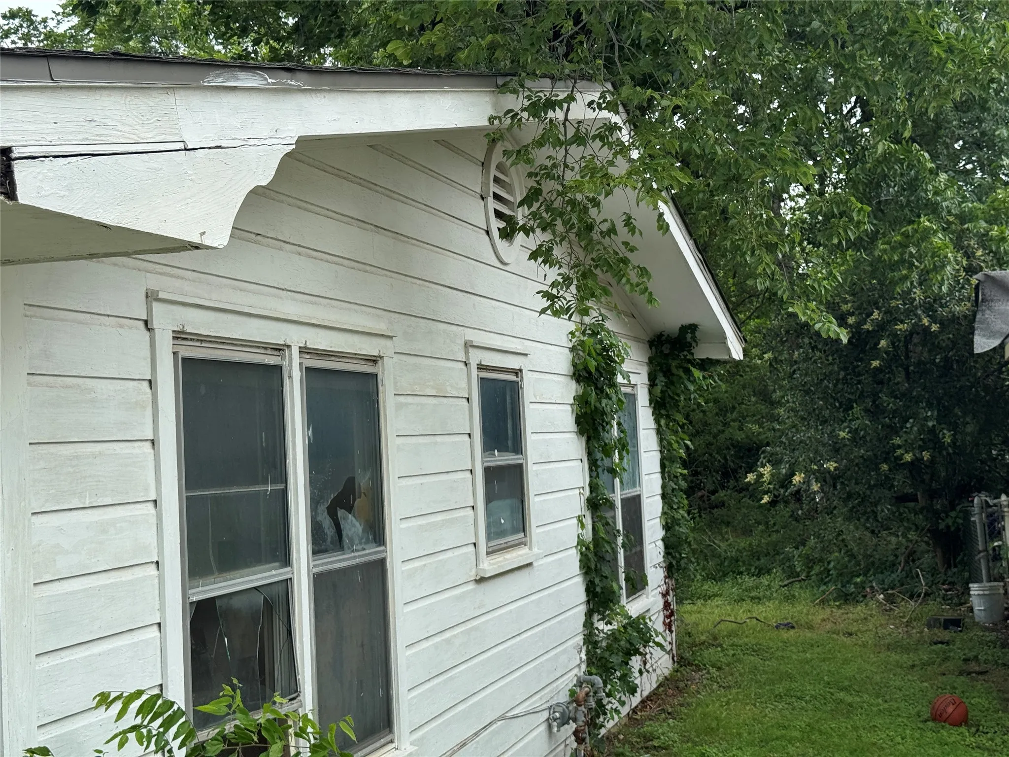 Single Family Residence For Sale in Mc Lennan County , 1915 N 13th Street, Waco, Texas 76707, 3 Bedroom, 1 Bathroom, Garage spaces, 1,064 Sqft, built in 1950, mls#21294872, Real Estate Agent in Waco, Homes For Sale in Mc Lennan county, Homes For Sale in Waco, Realtor in Waco Texas, Real Estate Brokerage Independent Realty Texas, Luminita Cordes Realtor