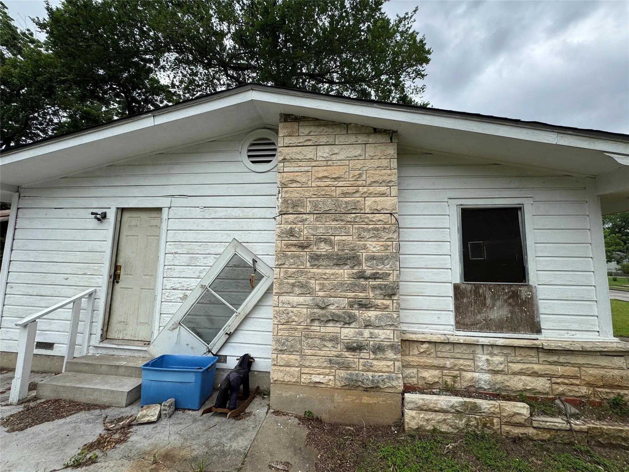 Single Family Residence For Sale in Mc Lennan County , 1915 N 13th Street, Waco, Texas 76707, 3 Bedroom, 1 Bathroom, Garage spaces, 1,064 Sqft, built in 1950, mls#21294872, Real Estate Agent in Waco, Homes For Sale in Mc Lennan county, Homes For Sale in Waco, Realtor in Waco Texas, Real Estate Brokerage Independent Realty Texas, Luminita Cordes Realtor