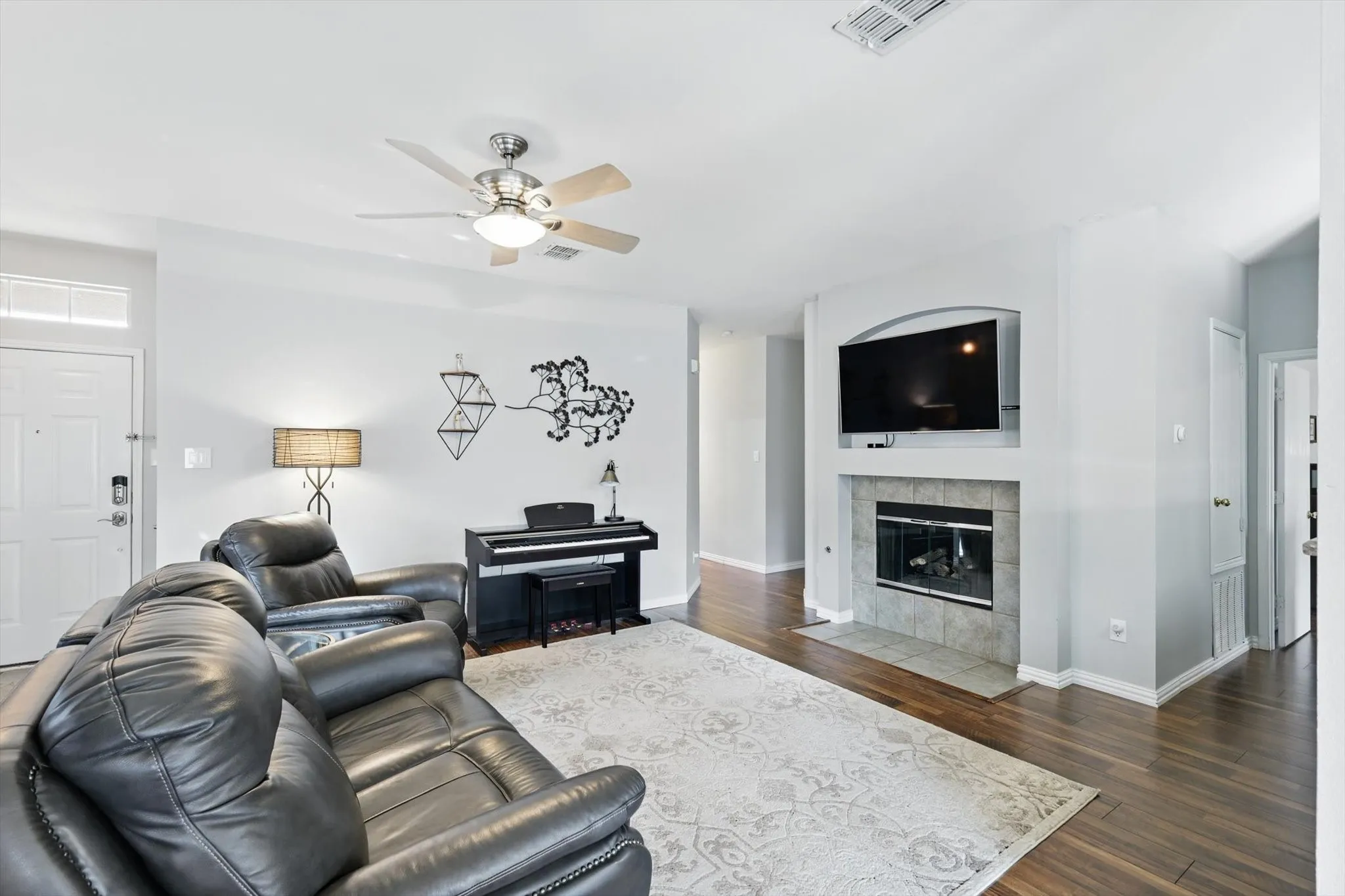 Single Family Residence For Sale in Denton County , 1816 Marble Cove Lane, Denton, Texas 76210, 3 Bedroom, 2 Bathroom, 2 Garage spaces, 1,507 Sqft, built in 2001, mls#21294570, Real Estate Agent in Denton, Homes For Sale in Denton county, Homes For Sale in Denton, Realtor in Denton Texas, Real Estate Brokerage Independent Realty Texas, Luminita Cordes Realtor