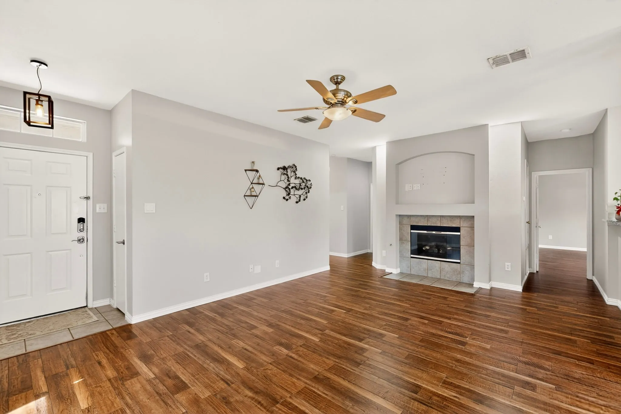 Single Family Residence For Sale in Denton County , 1816 Marble Cove Lane, Denton, Texas 76210, 3 Bedroom, 2 Bathroom, 2 Garage spaces, 1,507 Sqft, built in 2001, mls#21294570, Real Estate Agent in Denton, Homes For Sale in Denton county, Homes For Sale in Denton, Realtor in Denton Texas, Real Estate Brokerage Independent Realty Texas, Luminita Cordes Realtor