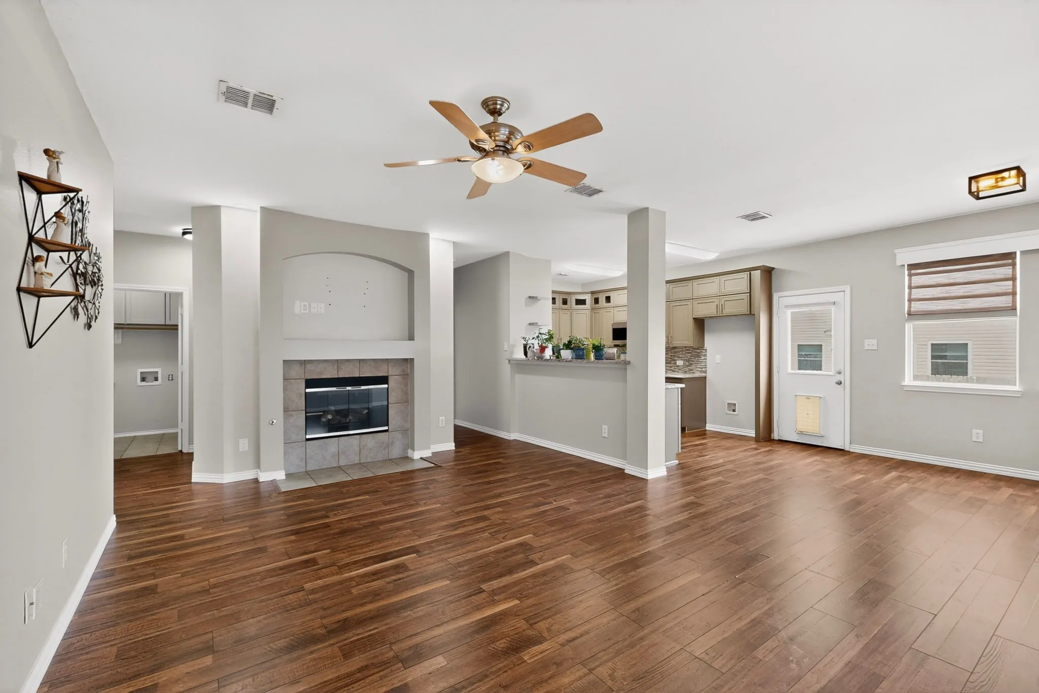 Single Family Residence For Sale in Denton County , 1816 Marble Cove Lane, Denton, Texas 76210, 3 Bedroom, 2 Bathroom, 2 Garage spaces, 1,507 Sqft, built in 2001, mls#21294570, Real Estate Agent in Denton, Homes For Sale in Denton county, Homes For Sale in Denton, Realtor in Denton Texas, Real Estate Brokerage Independent Realty Texas, Luminita Cordes Realtor
