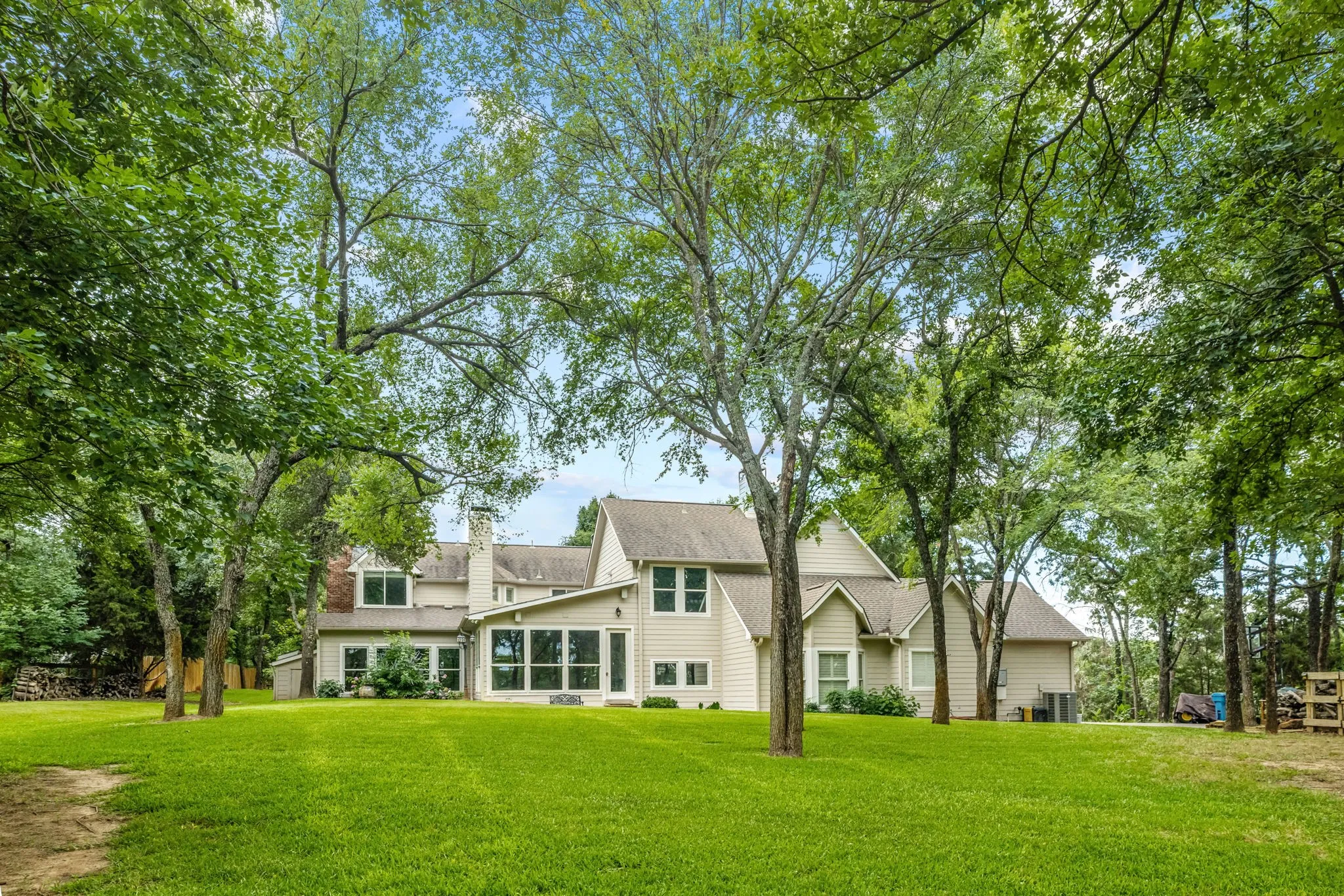 Single Family Residence For Sale in Denton County , 1020 Oak View Drive, Oak Point, Texas 75068, 5 Bedrooms, 5 Bathrooms, 3 Garage spaces, 4,631 Sqft, built in 2005, Price $1,050,000, mls#21293845, Real Estate Agent in Oak Point, Homes For Sale in Denton county, Homes For Sale in Oak Point, Realtor in Oak Point Texas, Real Estate Brokerage Independent Realty Texas, Luminita Cordes Realtor