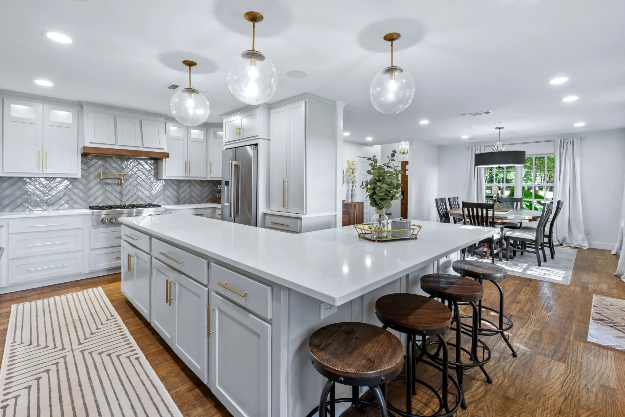 Huge island with eat-on Breakfast Bar.