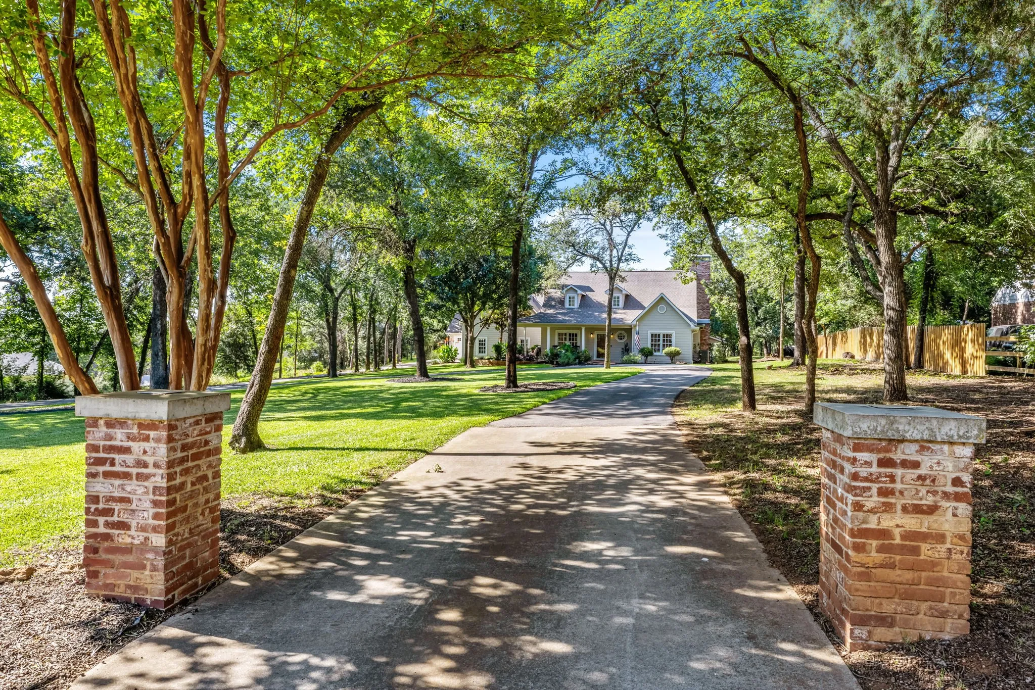 Single Family Residence For Sale in Denton County , 1020 Oak View Drive, Oak Point, Texas 75068, 5 Bedrooms, 5 Bathrooms, 3 Garage spaces, 4,631 Sqft, built in 2005, Price $1,050,000, mls#21293845, Real Estate Agent in Oak Point, Homes For Sale in Denton county, Homes For Sale in Oak Point, Realtor in Oak Point Texas, Real Estate Brokerage Independent Realty Texas, Luminita Cordes Realtor