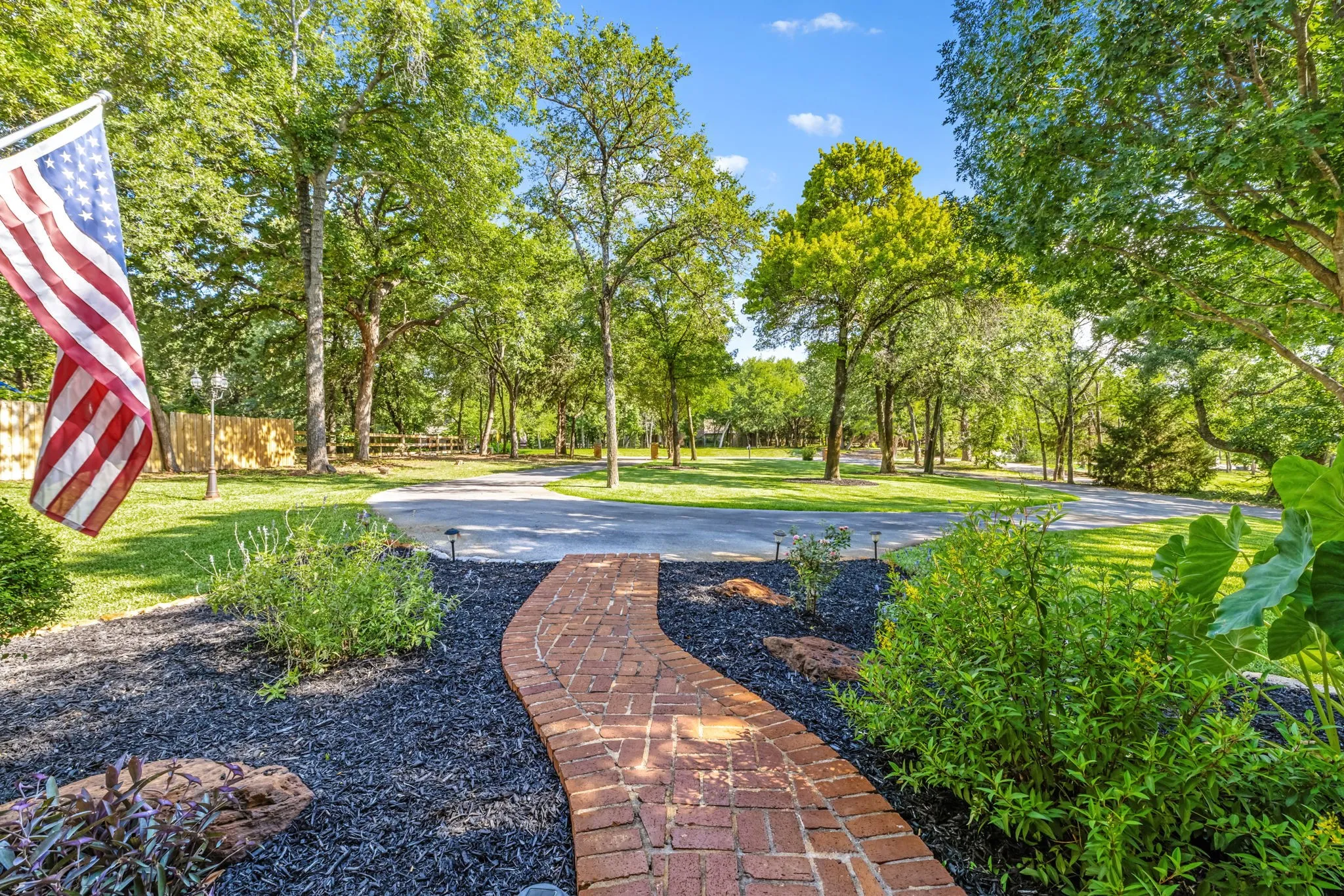 Single Family Residence For Sale in Denton County , 1020 Oak View Drive, Oak Point, Texas 75068, 5 Bedrooms, 5 Bathrooms, 3 Garage spaces, 4,631 Sqft, built in 2005, Price $1,050,000, mls#21293845, Real Estate Agent in Oak Point, Homes For Sale in Denton county, Homes For Sale in Oak Point, Realtor in Oak Point Texas, Real Estate Brokerage Independent Realty Texas, Luminita Cordes Realtor