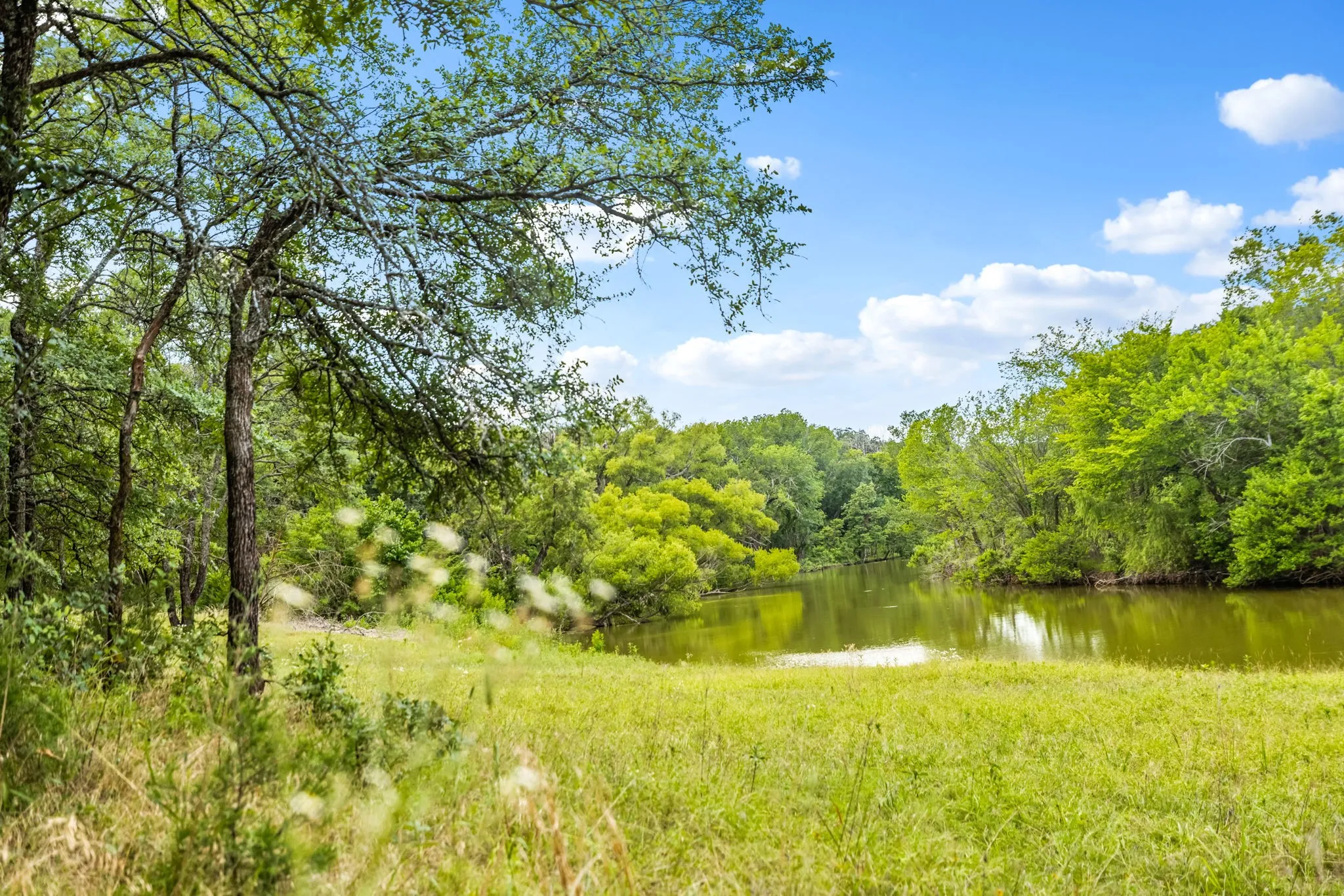 Single Family Residence For Sale in Denton County , 1020 Oak View Drive, Oak Point, Texas 75068, 5 Bedrooms, 5 Bathrooms, 3 Garage spaces, 4,631 Sqft, built in 2005, Price $1,050,000, mls#21293845, Real Estate Agent in Oak Point, Homes For Sale in Denton county, Homes For Sale in Oak Point, Realtor in Oak Point Texas, Real Estate Brokerage Independent Realty Texas, Luminita Cordes Realtor