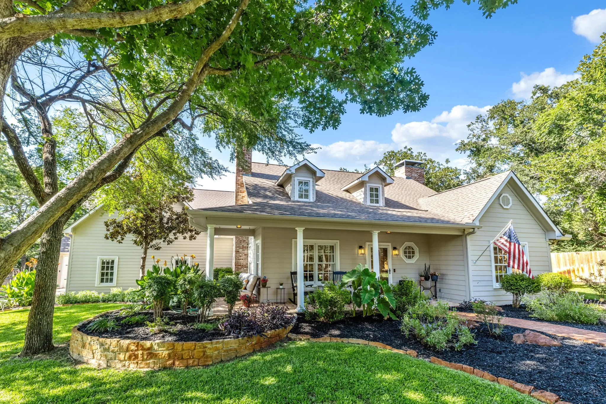 Single Family Residence For Sale in Denton County , 1020 Oak View Drive, Oak Point, Texas 75068, 5 Bedrooms, 5 Bathrooms, 3 Garage spaces, 4,631 Sqft, built in 2005, Price $1,050,000, mls#21293845, Real Estate Agent in Oak Point, Homes For Sale in Denton county, Homes For Sale in Oak Point, Realtor in Oak Point Texas, Real Estate Brokerage Independent Realty Texas, Luminita Cordes Realtor