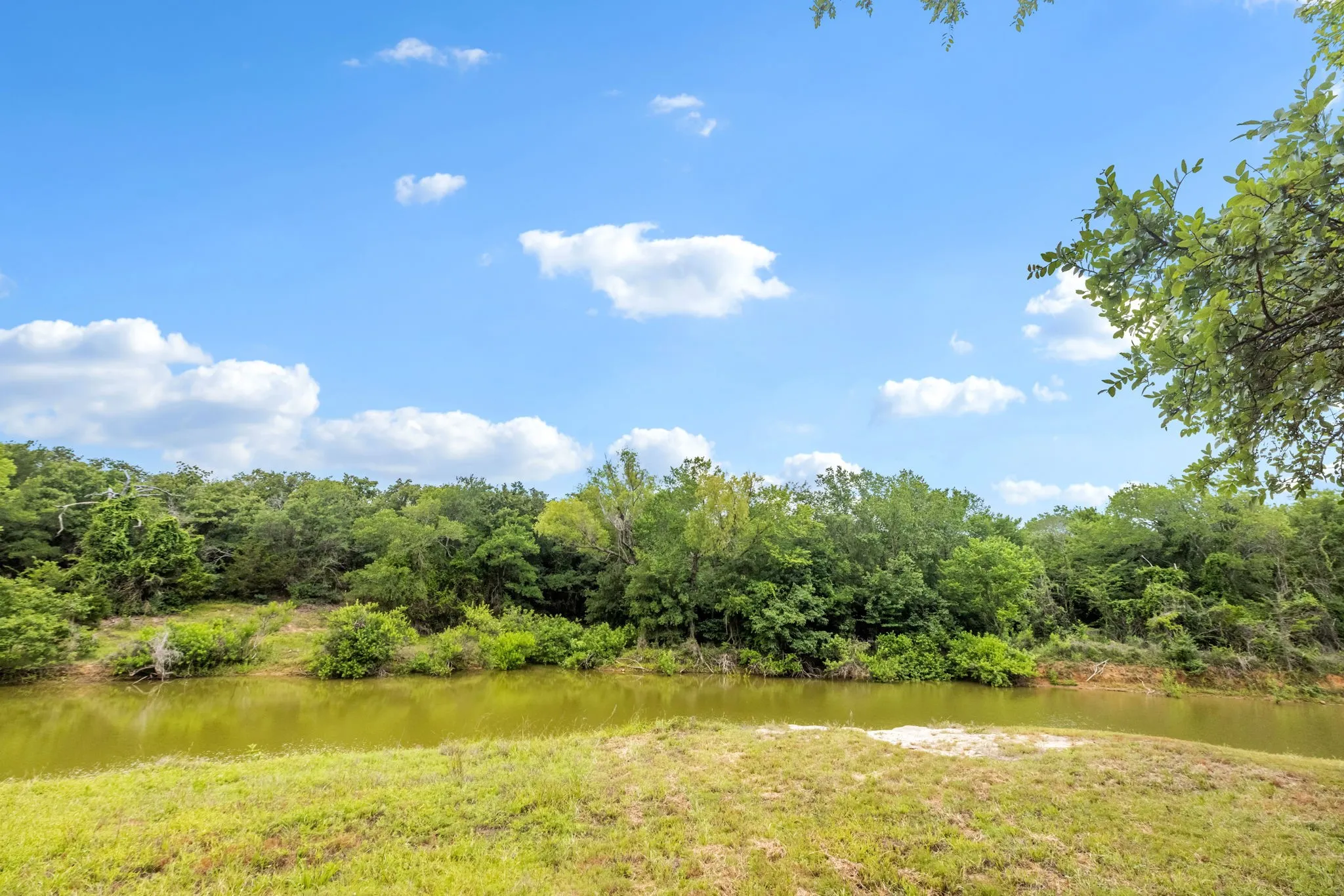Drop your jet skis or kayak directly into the water and head out to the lake!