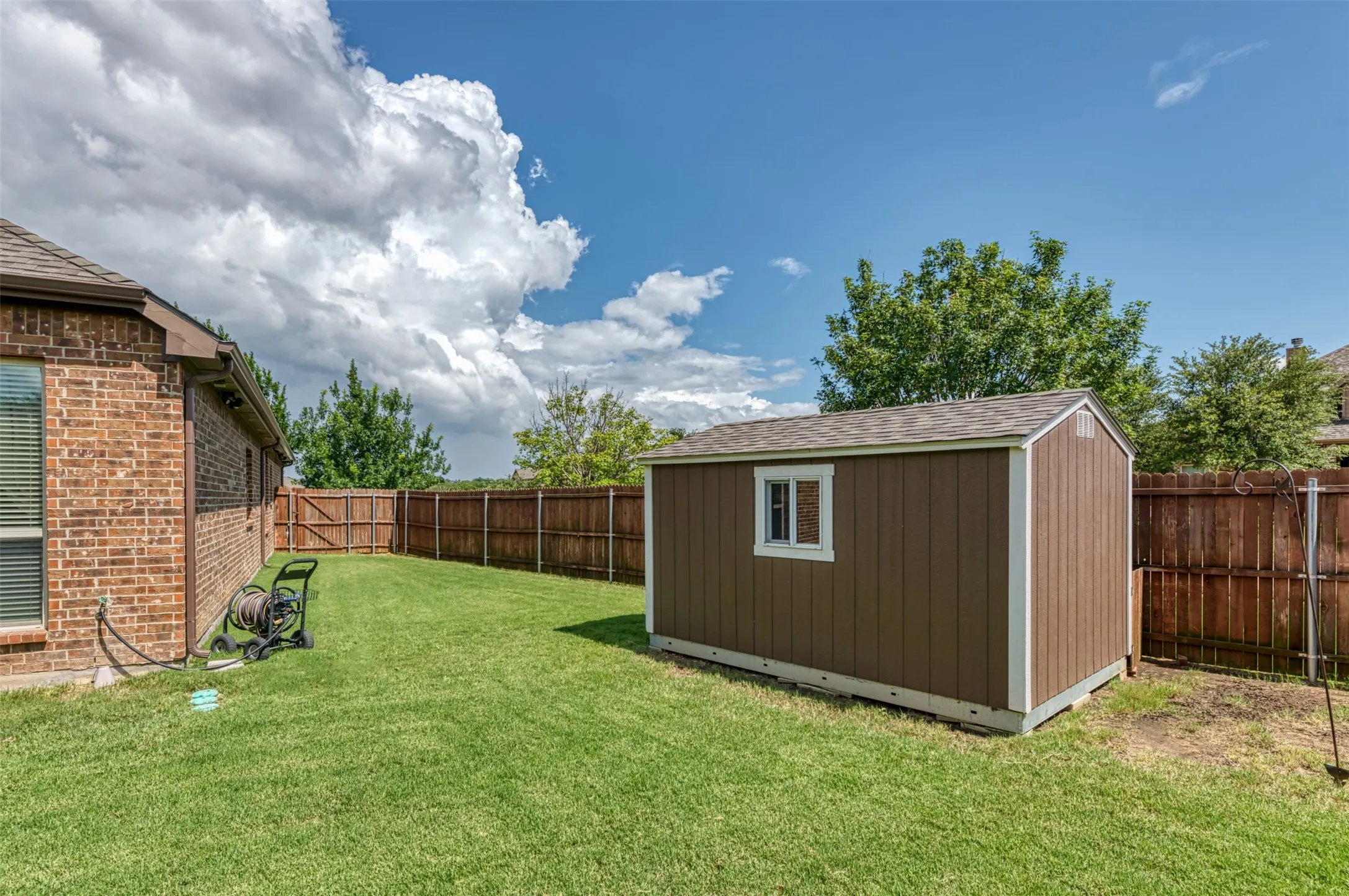Storage building will convey with property