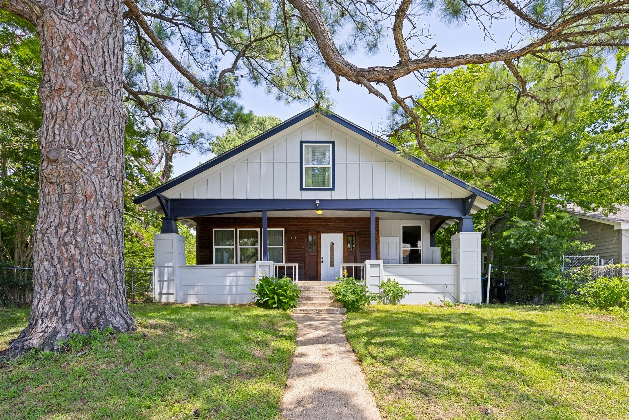 Single Family Residence For Sale in Grayson County , 311 W Acheson Street, Denison, Texas 75020, 4 Bedroom, 3 Bathroom, Garage spaces, 1,316 Sqft, built in 1930, mls#21291198, Real Estate Agent in Denison, Homes For Sale in Grayson county, Homes For Sale in Denison, Realtor in Denison Texas, Real Estate Brokerage Independent Realty Texas, Luminita Cordes Realtor