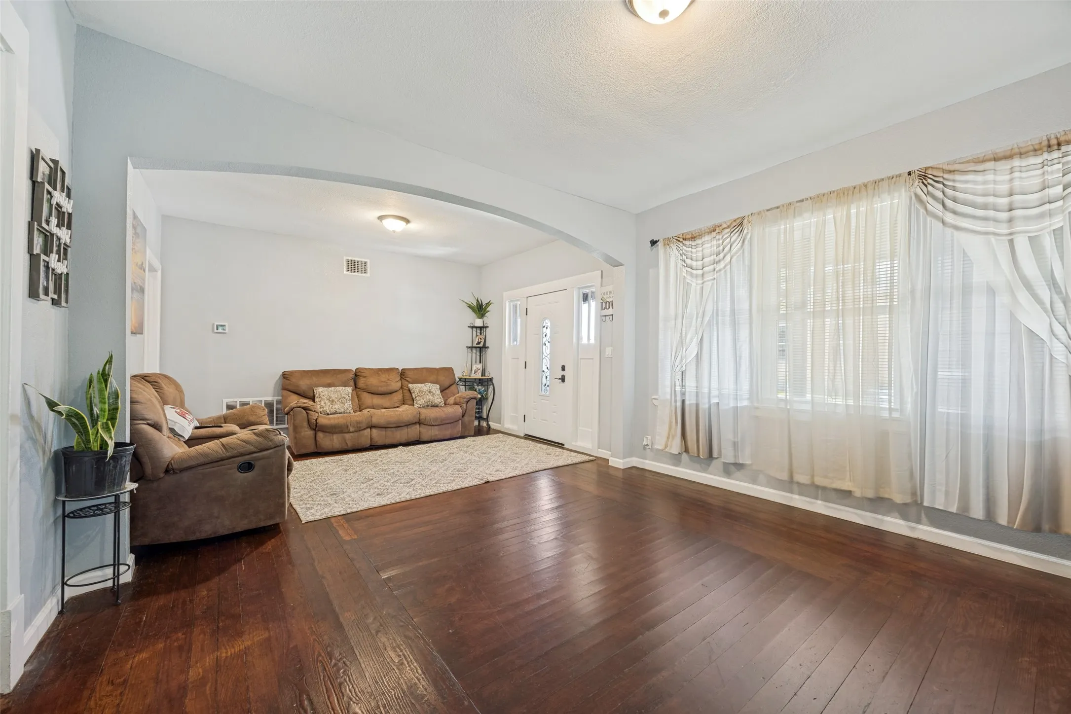 Single Family Residence For Sale in Grayson County , 311 W Acheson Street, Denison, Texas 75020, 4 Bedroom, 3 Bathroom, Garage spaces, 1,316 Sqft, built in 1930, mls#21291198, Real Estate Agent in Denison, Homes For Sale in Grayson county, Homes For Sale in Denison, Realtor in Denison Texas, Real Estate Brokerage Independent Realty Texas, Luminita Cordes Realtor
