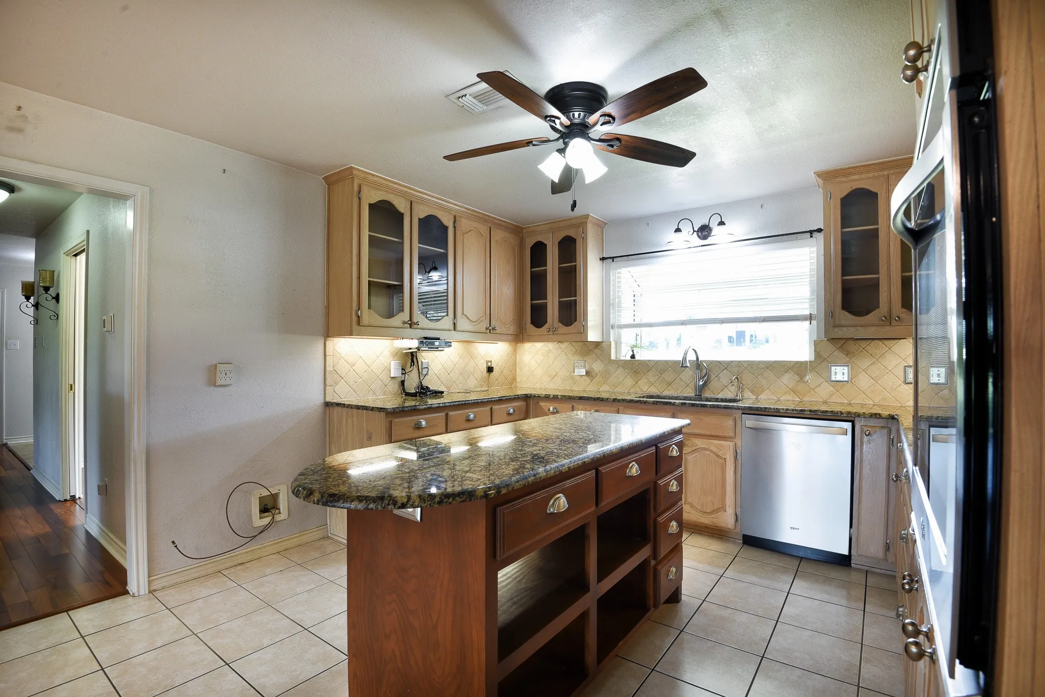 Single Family Residence For Sale in Ellis County , 3840 Blackchamp Road, Midlothian, Texas 76065, 3 Bedroom, 3 Bathroom, 2 Garage spaces, 2,363 Sqft, built in 1994, mls#21294268, Real Estate Agent in Midlothian, Homes For Sale in Ellis county, Homes For Sale in Midlothian, Realtor in Midlothian Texas, Real Estate Brokerage Independent Realty Texas, Luminita Cordes Realtor
