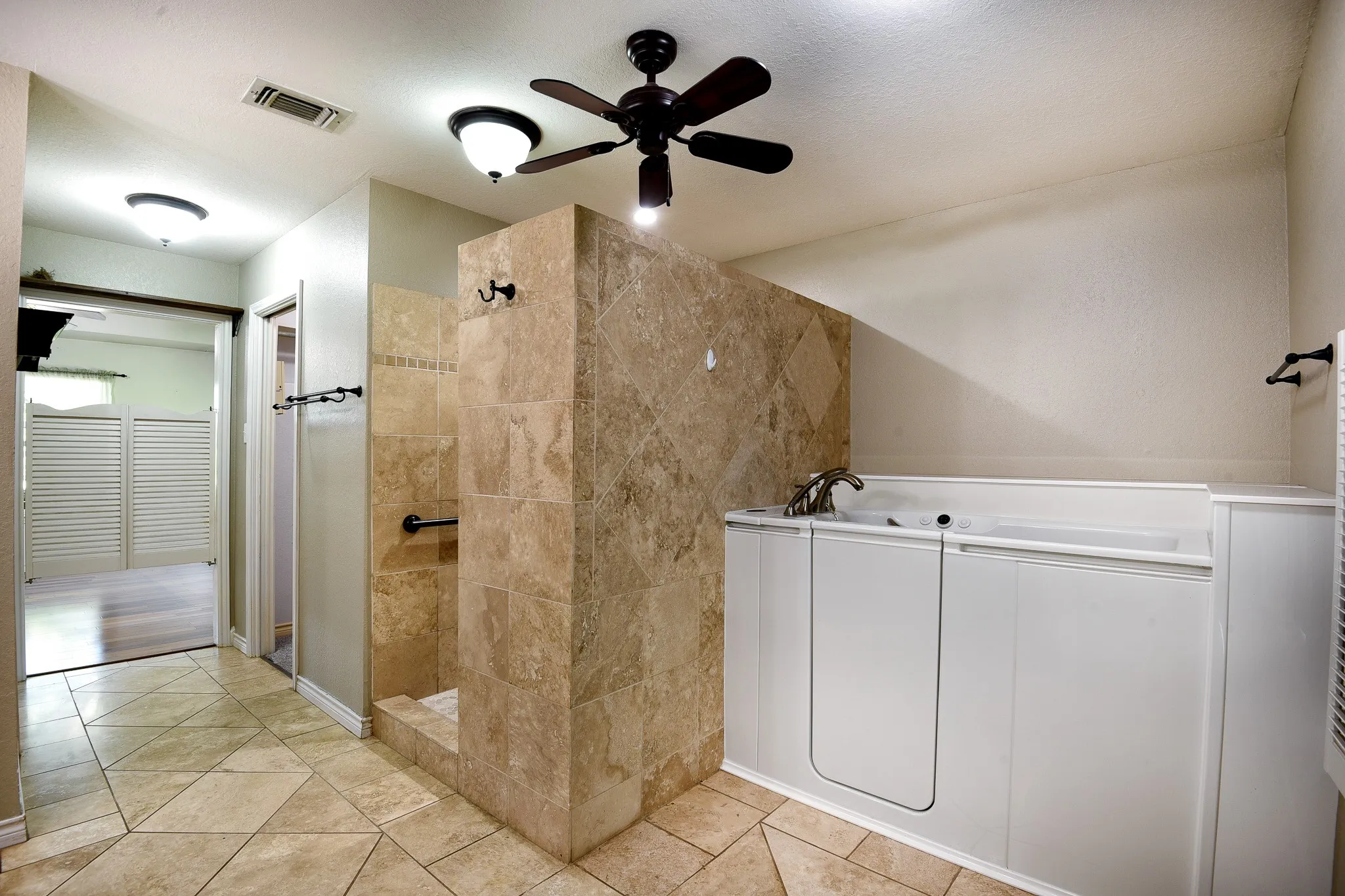 Single Family Residence For Sale in Ellis County , 3840 Blackchamp Road, Midlothian, Texas 76065, 3 Bedroom, 3 Bathroom, 2 Garage spaces, 2,363 Sqft, built in 1994, mls#21294268, Real Estate Agent in Midlothian, Homes For Sale in Ellis county, Homes For Sale in Midlothian, Realtor in Midlothian Texas, Real Estate Brokerage Independent Realty Texas, Luminita Cordes Realtor
