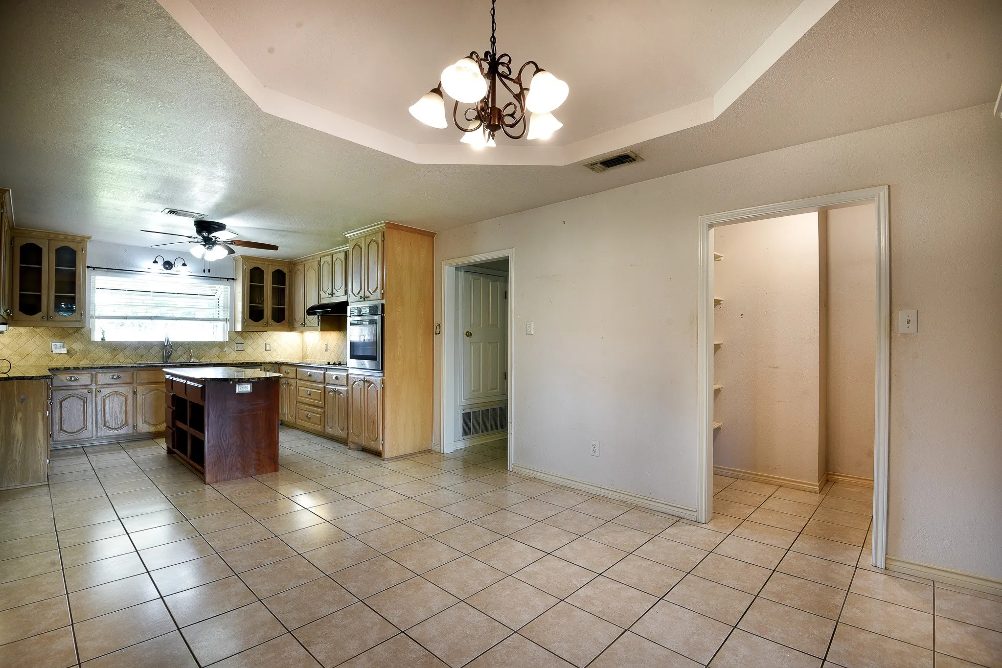 Single Family Residence For Sale in Ellis County , 3840 Blackchamp Road, Midlothian, Texas 76065, 3 Bedroom, 3 Bathroom, 2 Garage spaces, 2,363 Sqft, built in 1994, mls#21294268, Real Estate Agent in Midlothian, Homes For Sale in Ellis county, Homes For Sale in Midlothian, Realtor in Midlothian Texas, Real Estate Brokerage Independent Realty Texas, Luminita Cordes Realtor