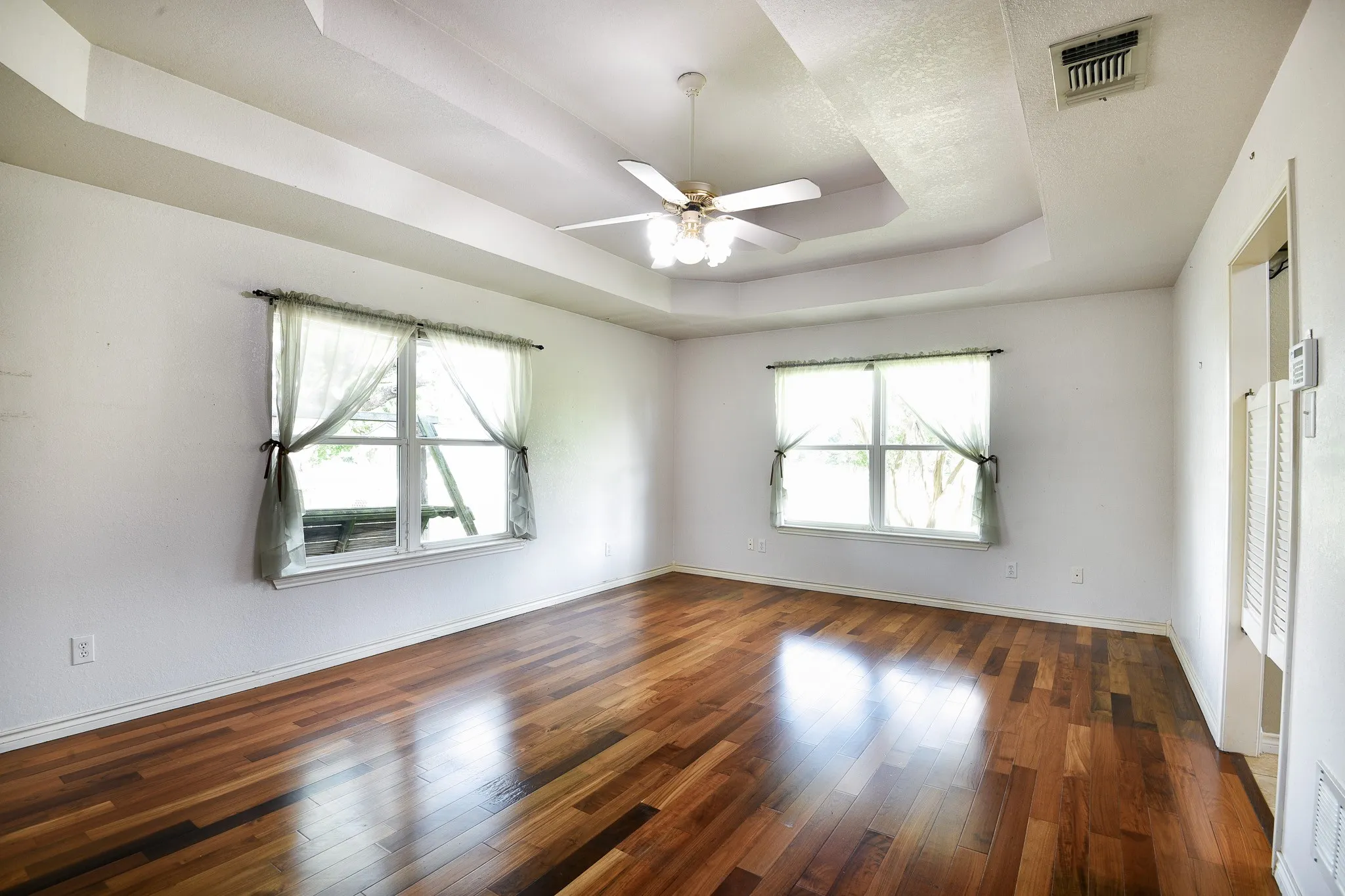 Single Family Residence For Sale in Ellis County , 3840 Blackchamp Road, Midlothian, Texas 76065, 3 Bedroom, 3 Bathroom, 2 Garage spaces, 2,363 Sqft, built in 1994, mls#21294268, Real Estate Agent in Midlothian, Homes For Sale in Ellis county, Homes For Sale in Midlothian, Realtor in Midlothian Texas, Real Estate Brokerage Independent Realty Texas, Luminita Cordes Realtor