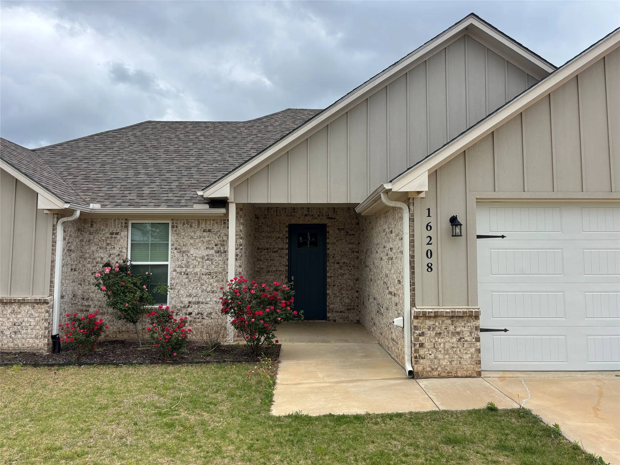 Single Family Residence For Sale in Smith County , 16208 Tulare, Lindale, Texas 75771, 4 Bedrooms, 2 Bathrooms, 2 Garage spaces, 2,084 Sqft, built in 2022, Price $374,900, mls#21294897, Real Estate Agent in Lindale, Homes For Sale in Smith county, Homes For Sale in Lindale, Realtor in Lindale Texas, Real Estate Brokerage Independent Realty Texas, Luminita Cordes Realtor
