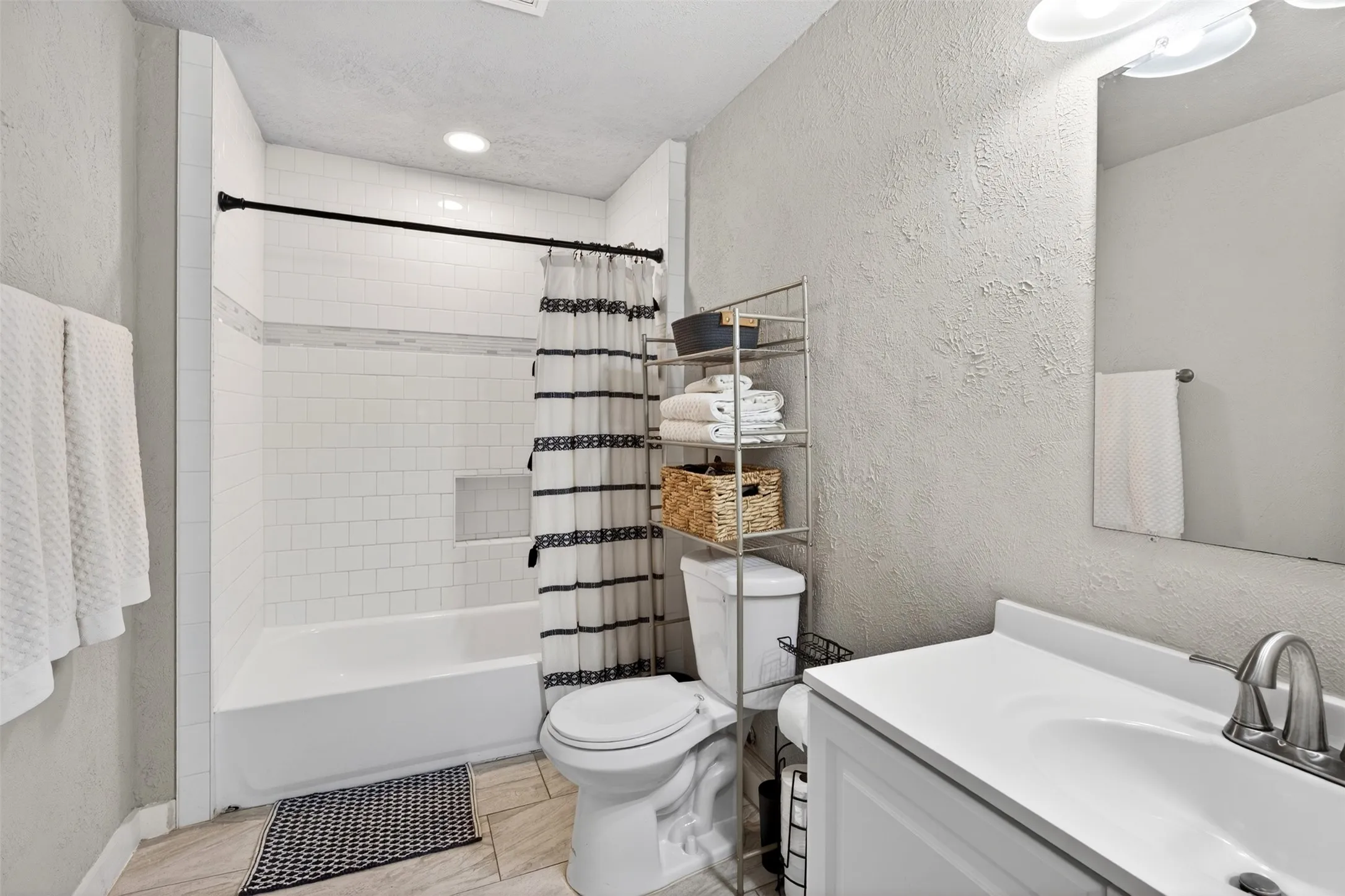 Single Family Residence For Sale in Johnson County , 107 S Washington Street, Cleburne, Texas 76031, 3 Bedroom, 1 Bathroom, Garage spaces, 1,411 Sqft, built in 1960, mls#21294911, Real Estate Agent in Cleburne, Homes For Sale in Johnson county, Homes For Sale in Cleburne, Realtor in Cleburne Texas, Real Estate Brokerage Independent Realty Texas, Luminita Cordes Realtor